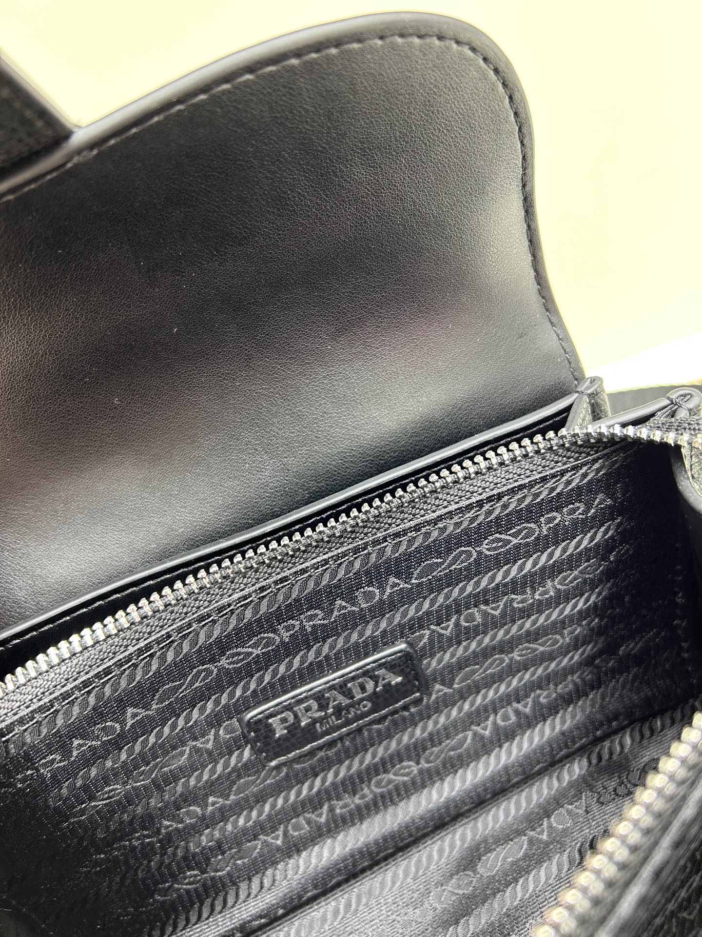 独家首发-高品质。 劲爆翻盖新款✨普拉达/PRADA-翻盖销量冠军款，👉💗，配置两条肩带💫，2025时尚
