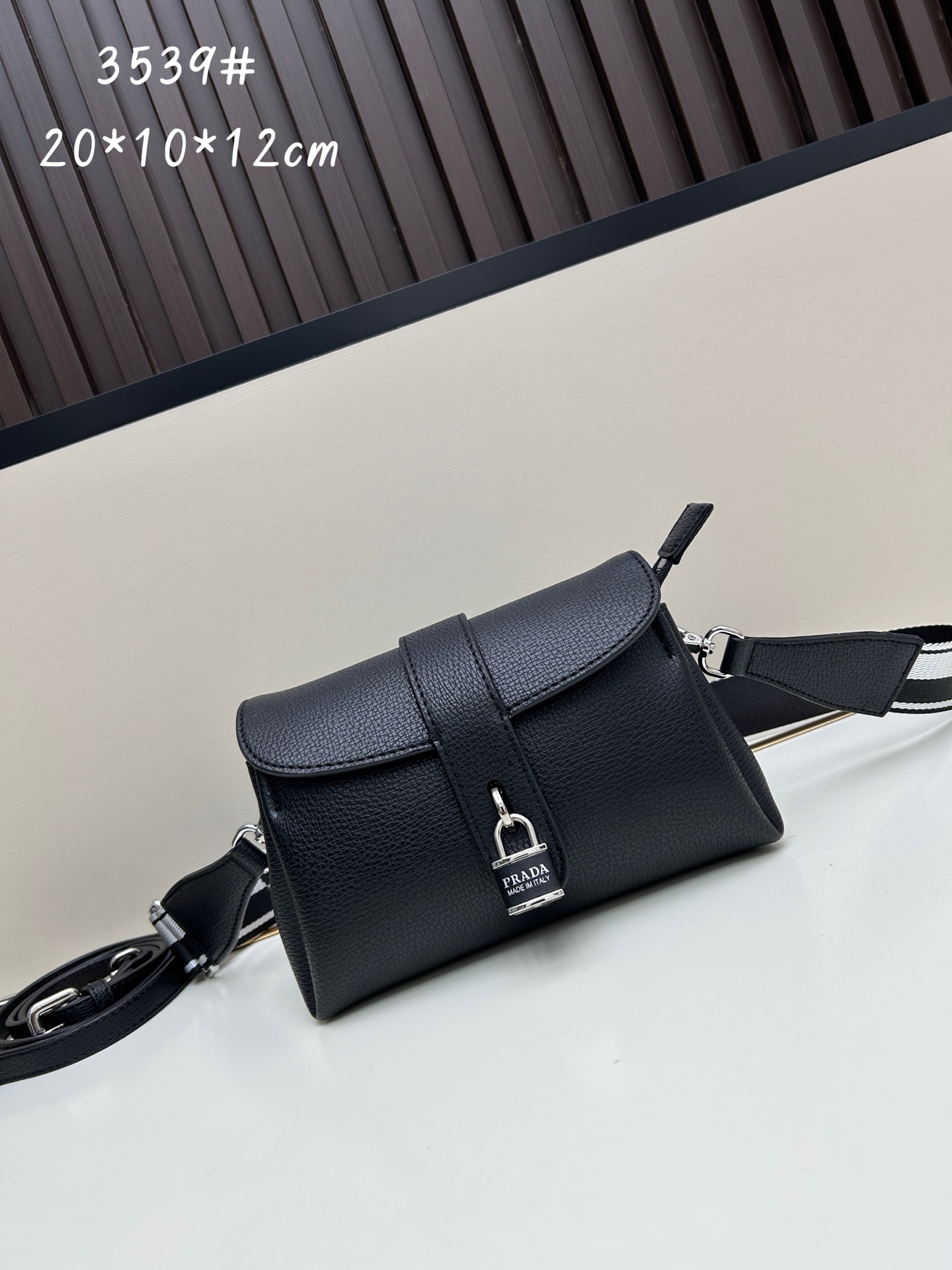 独家首发-高品质。 劲爆翻盖新款✨普拉达/PRADA-翻盖销量冠军款，👉💗，配置两条肩带💫，2025时尚