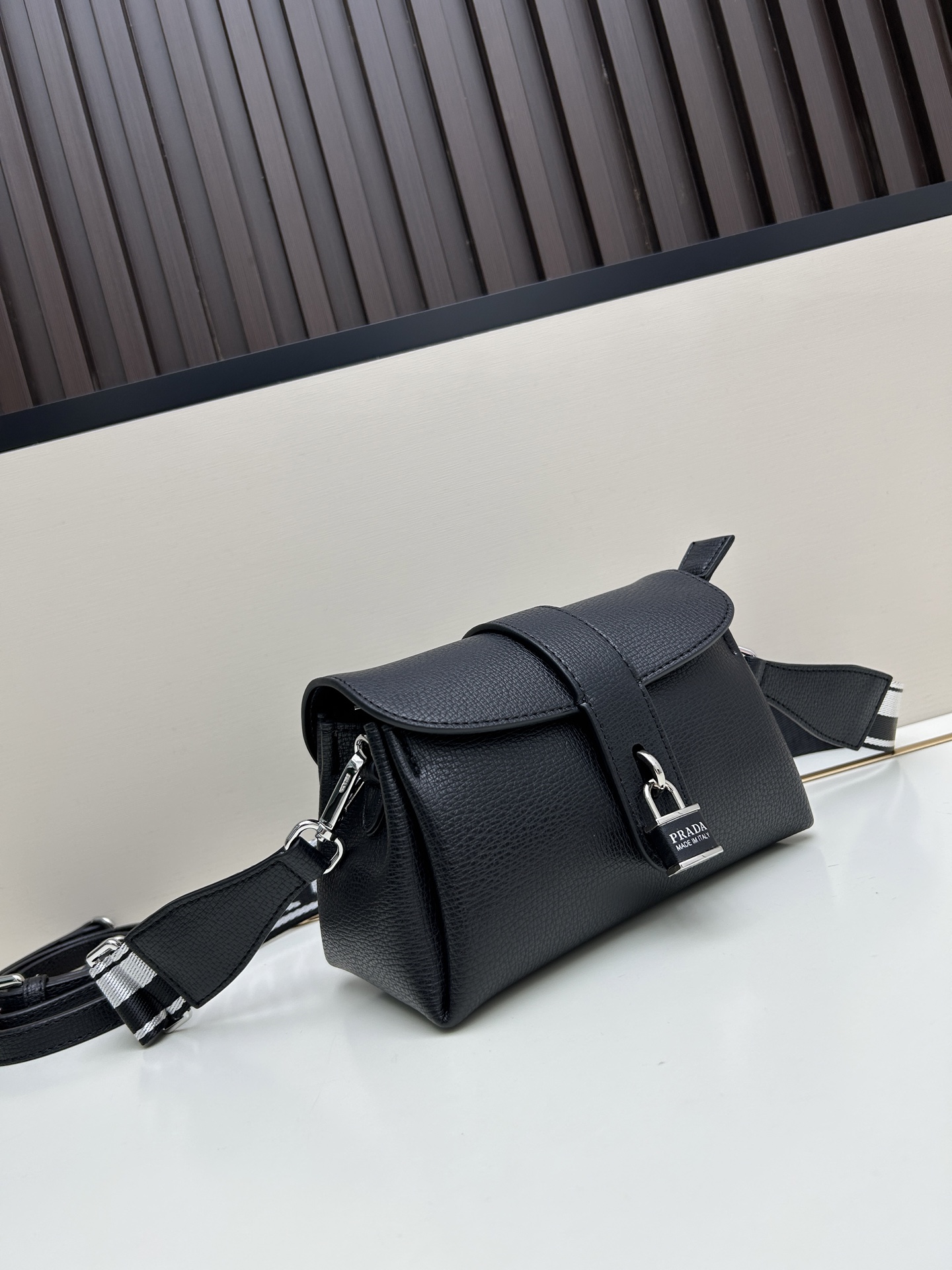 独家首发-高品质。 劲爆翻盖新款✨普拉达/PRADA-翻盖销量冠军款，👉💗，配置两条肩带💫，2025时尚