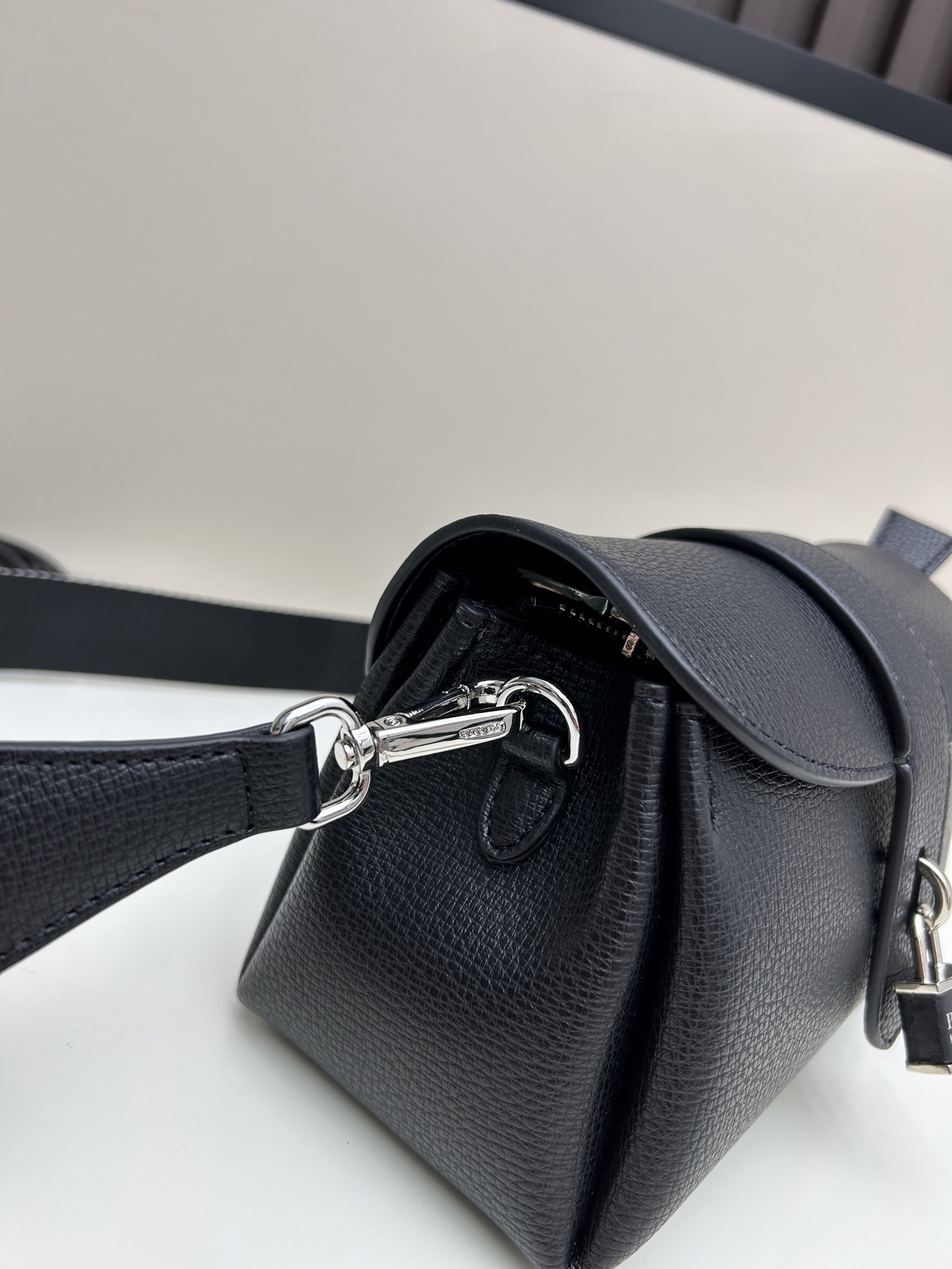 独家首发-高品质。 劲爆翻盖新款✨普拉达/PRADA-翻盖销量冠军款，👉💗，配置两条肩带💫，2025时尚