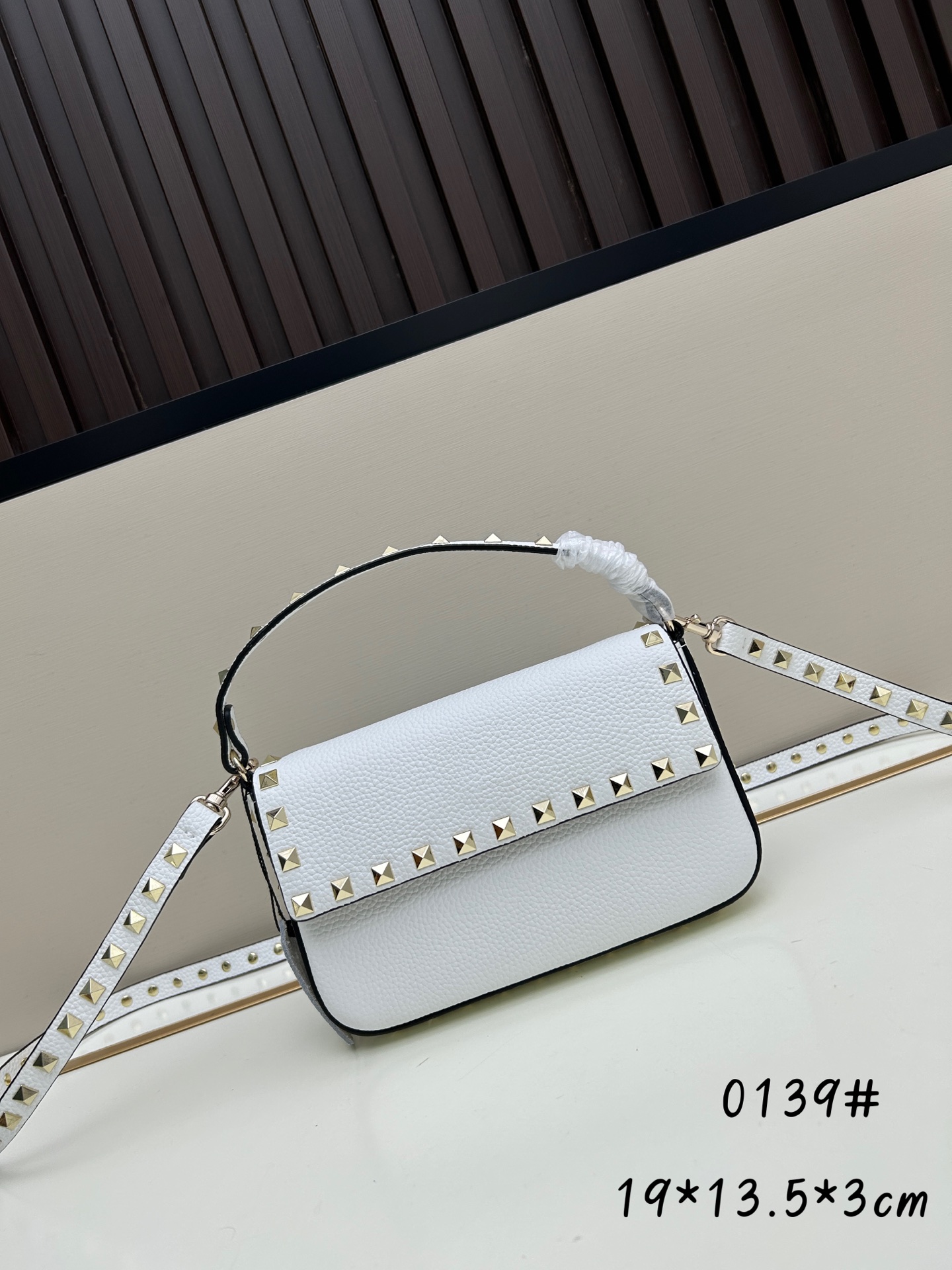 •可拆卸肩带•单条顶部提手•正面翻盖𥔵扣开合•周身铆钉细节•19×13.5×3厘米•型号：0139#