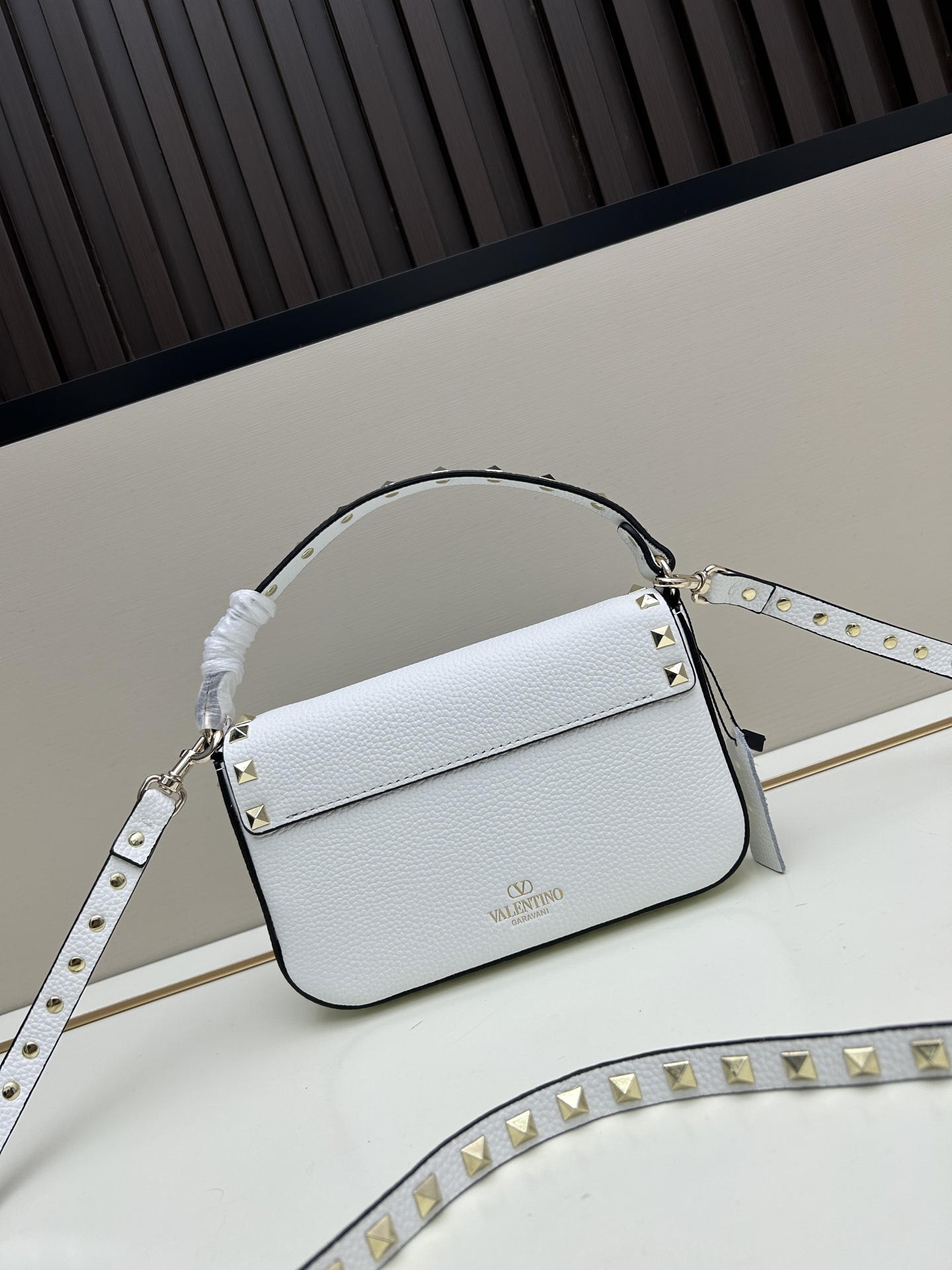 •可拆卸肩带•单条顶部提手•正面翻盖𥔵扣开合•周身铆钉细节•19×13.5×3厘米•型号：0139#