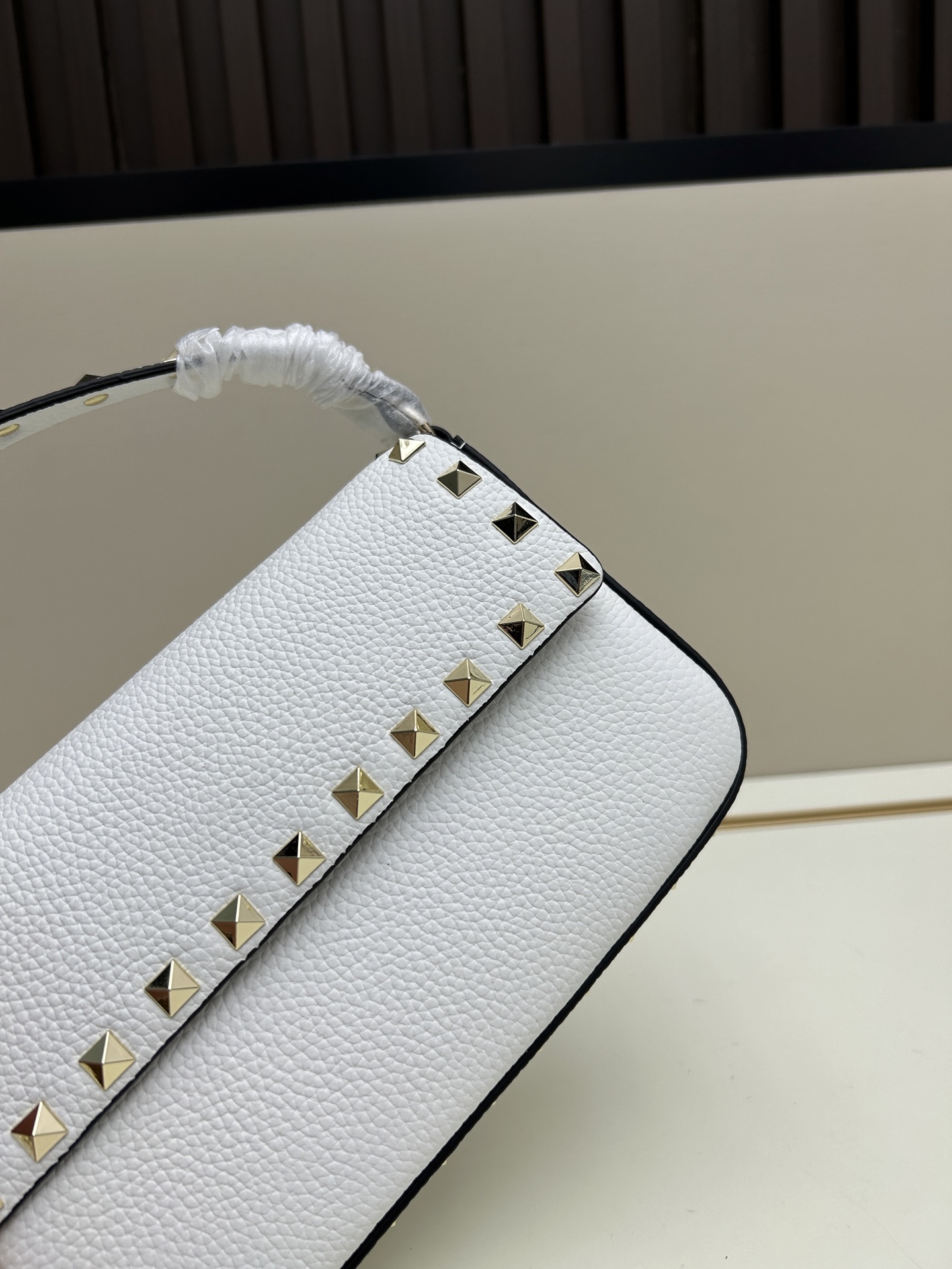 •可拆卸肩带•单条顶部提手•正面翻盖𥔵扣开合•周身铆钉细节•19×13.5×3厘米•型号：0139#