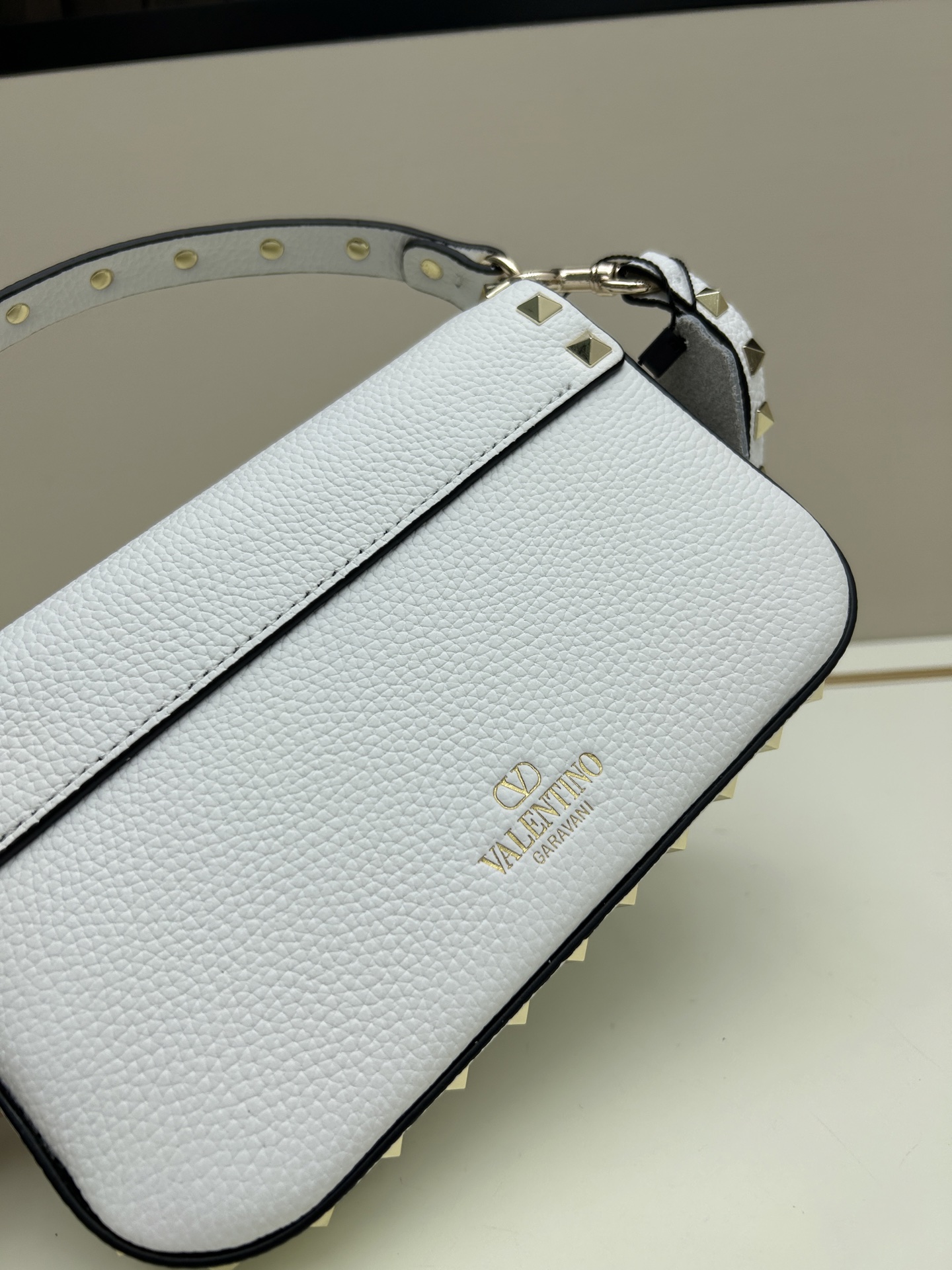 •可拆卸肩带•单条顶部提手•正面翻盖𥔵扣开合•周身铆钉细节•19×13.5×3厘米•型号：0139#