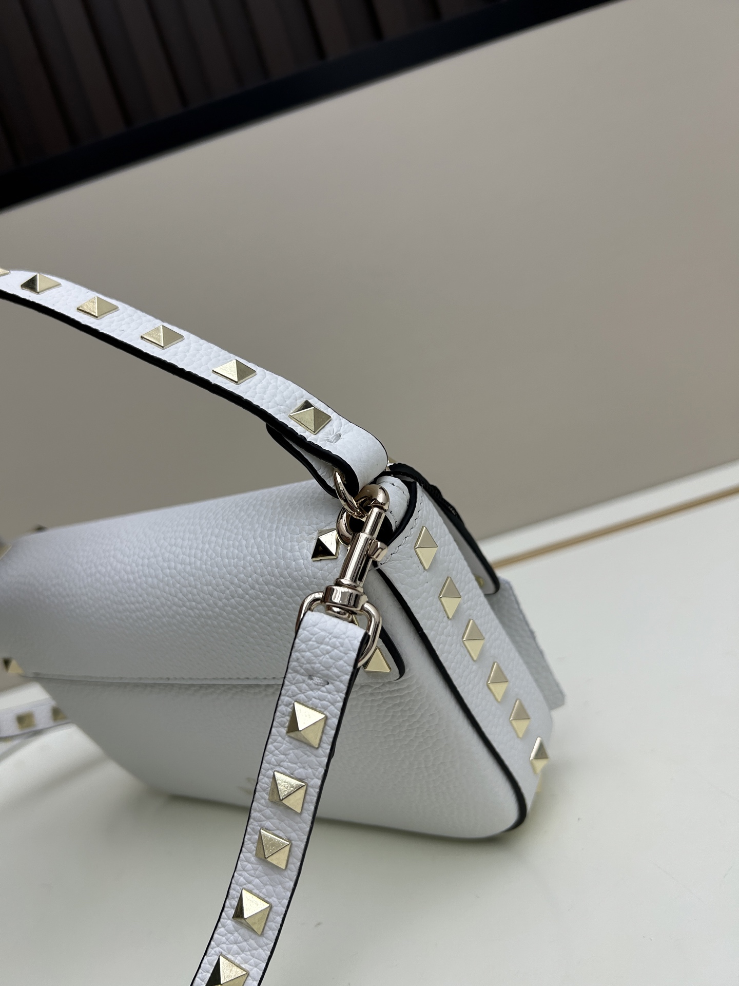 •可拆卸肩带•单条顶部提手•正面翻盖𥔵扣开合•周身铆钉细节•19×13.5×3厘米•型号：0139#