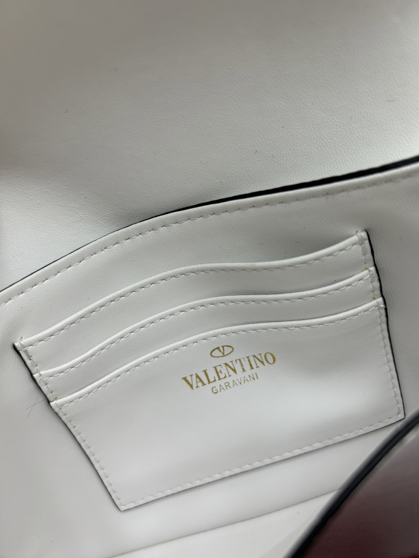 •可拆卸肩带•单条顶部提手•正面翻盖𥔵扣开合•周身铆钉细节•19×13.5×3厘米•型号：0139#