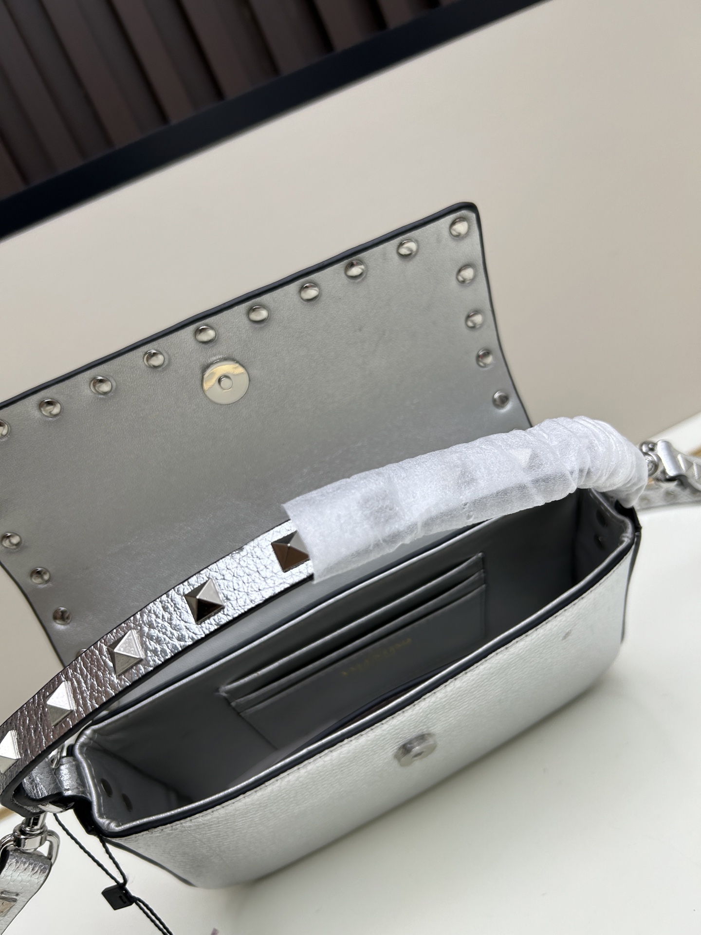 •可拆卸肩带•单条顶部提手•正面翻盖𥔵扣开合•周身铆钉细节•19×13.5×3厘米•型号：0139#