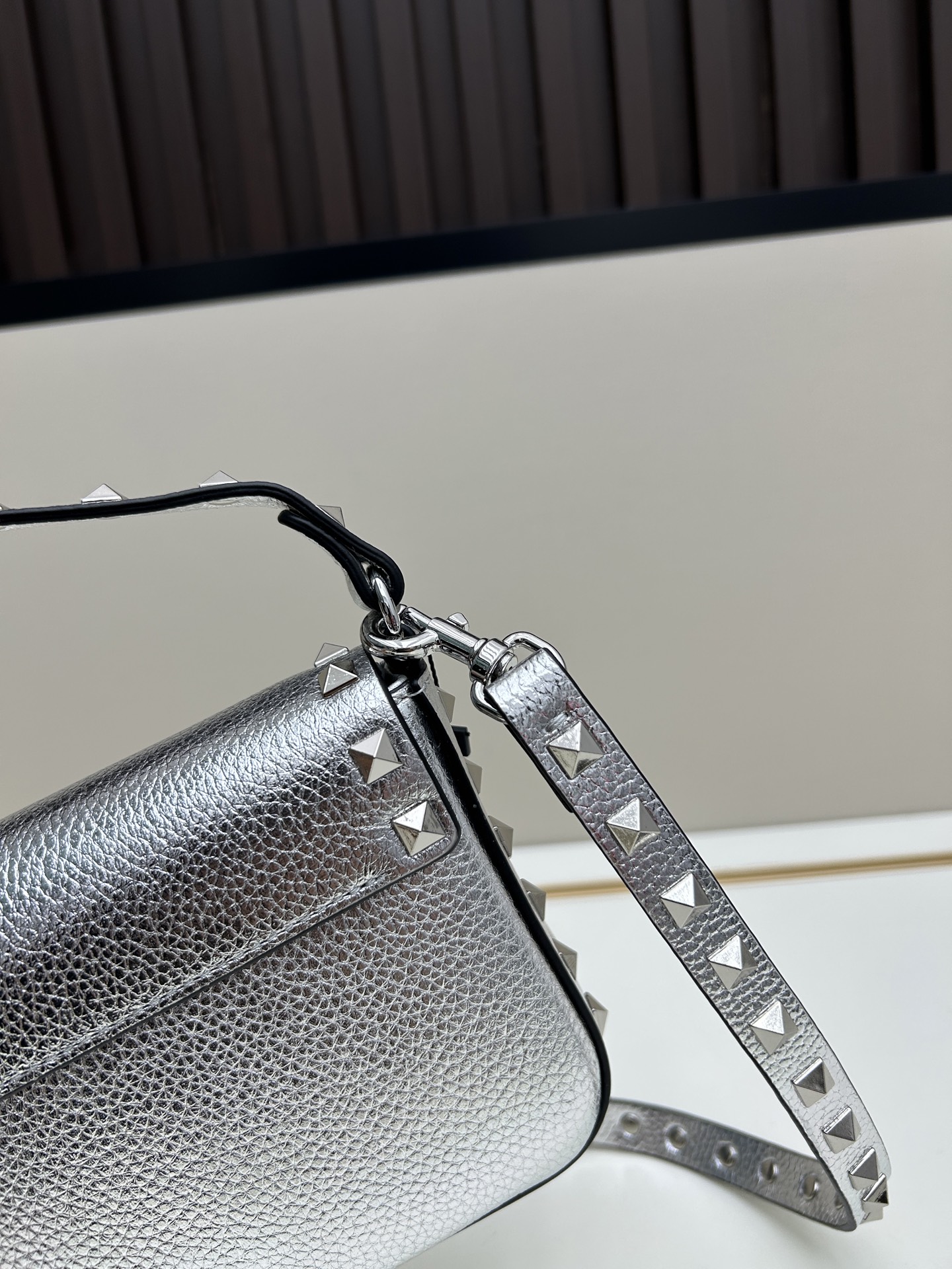 •可拆卸肩带•单条顶部提手•正面翻盖𥔵扣开合•周身铆钉细节•19×13.5×3厘米•型号：0139#