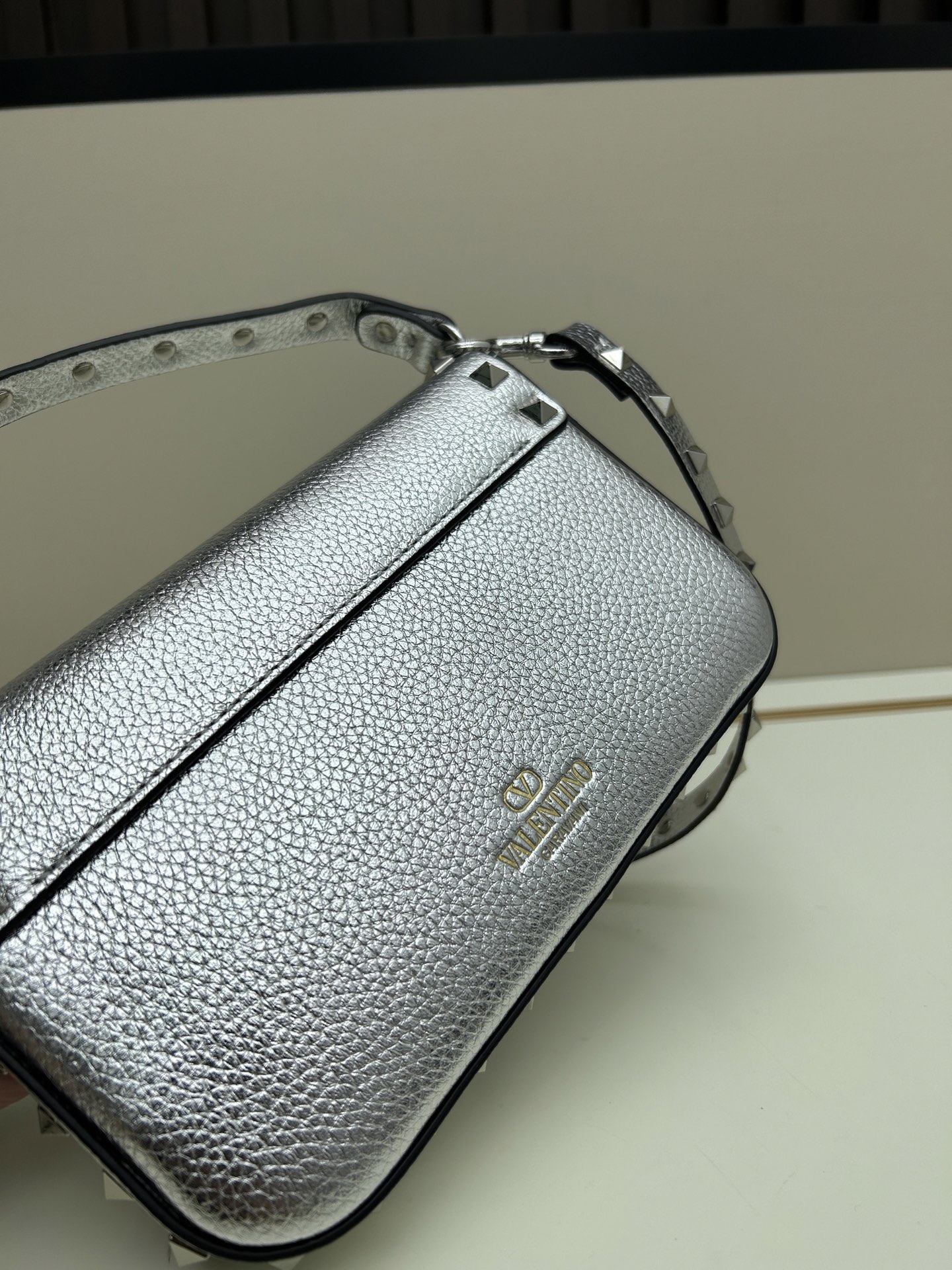 •可拆卸肩带•单条顶部提手•正面翻盖𥔵扣开合•周身铆钉细节•19×13.5×3厘米•型号：0139#