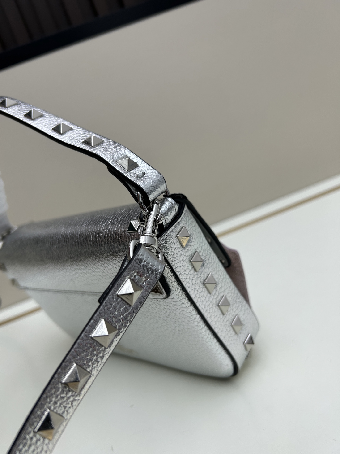 •可拆卸肩带•单条顶部提手•正面翻盖𥔵扣开合•周身铆钉细节•19×13.5×3厘米•型号：0139#