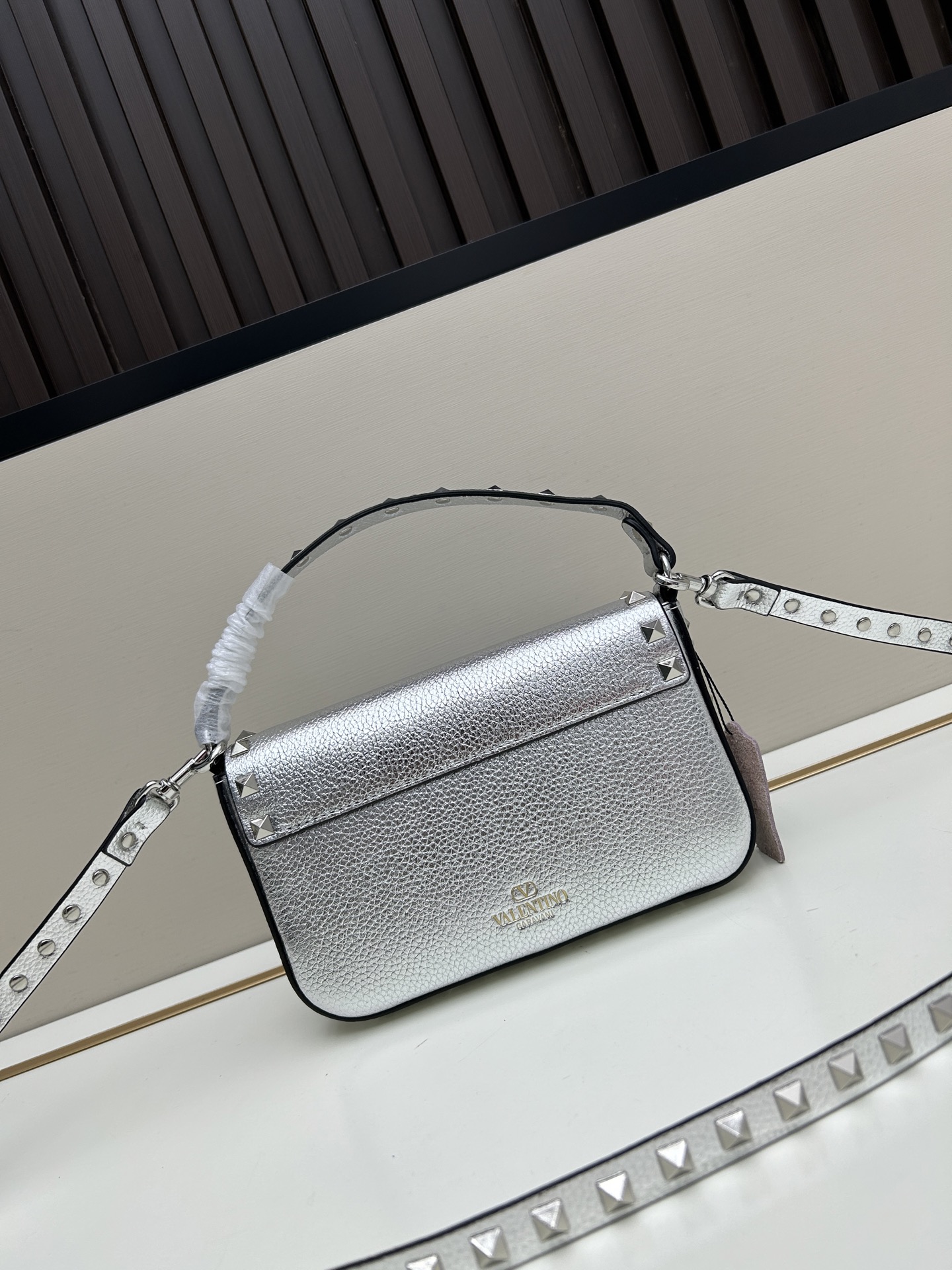 •可拆卸肩带•单条顶部提手•正面翻盖𥔵扣开合•周身铆钉细节•19×13.5×3厘米•型号：0139#