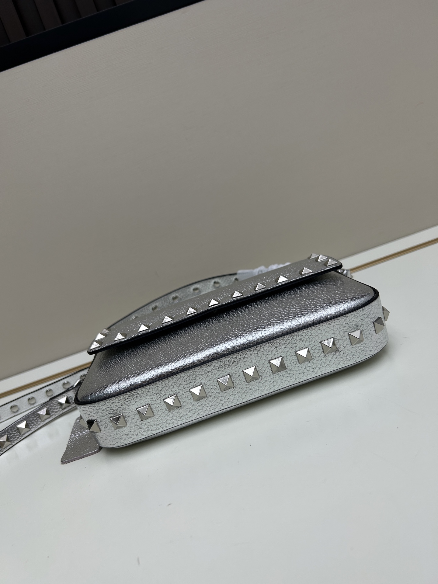 •可拆卸肩带•单条顶部提手•正面翻盖𥔵扣开合•周身铆钉细节•19×13.5×3厘米•型号：0139#