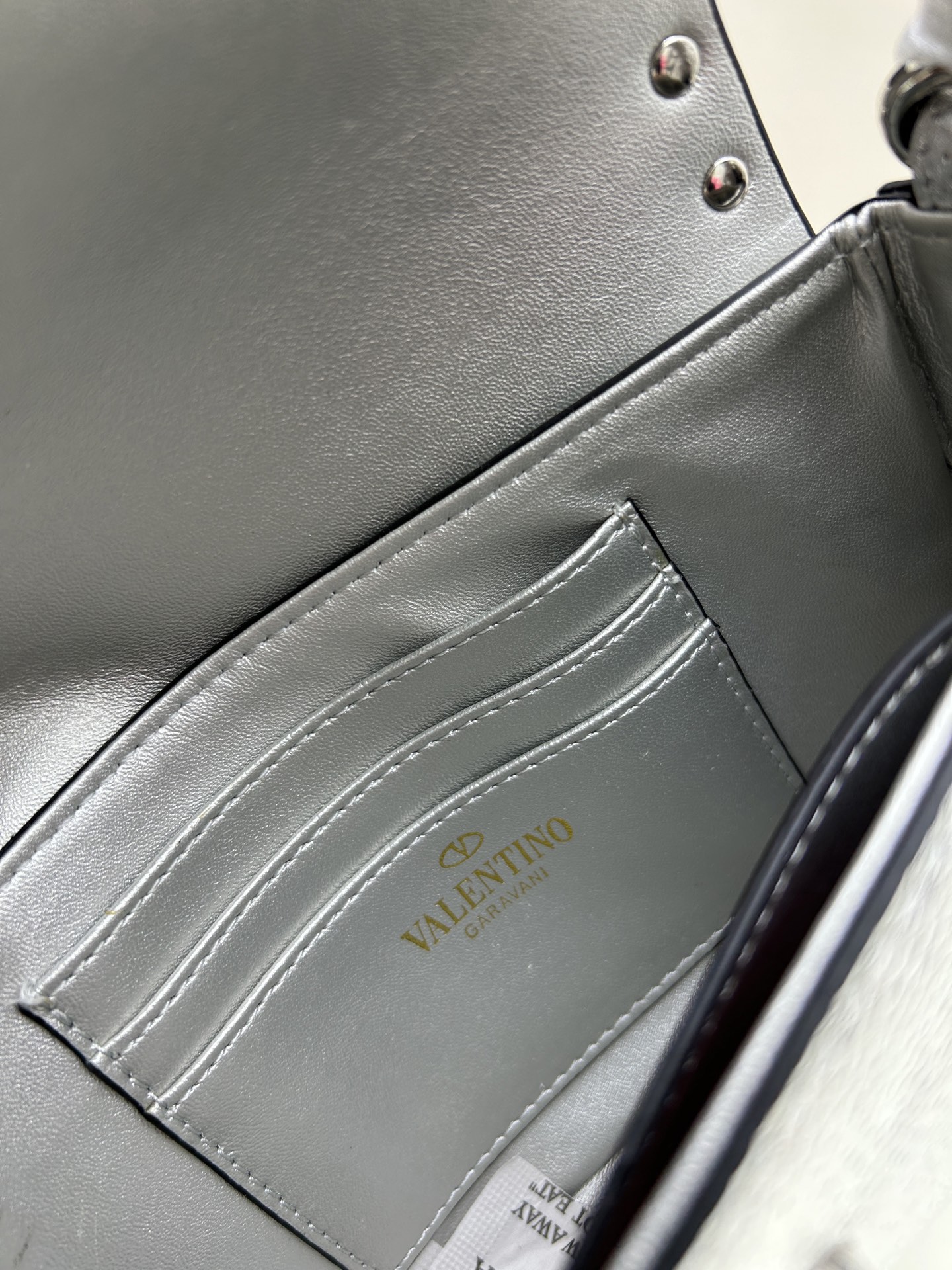 •可拆卸肩带•单条顶部提手•正面翻盖𥔵扣开合•周身铆钉细节•19×13.5×3厘米•型号：0139#