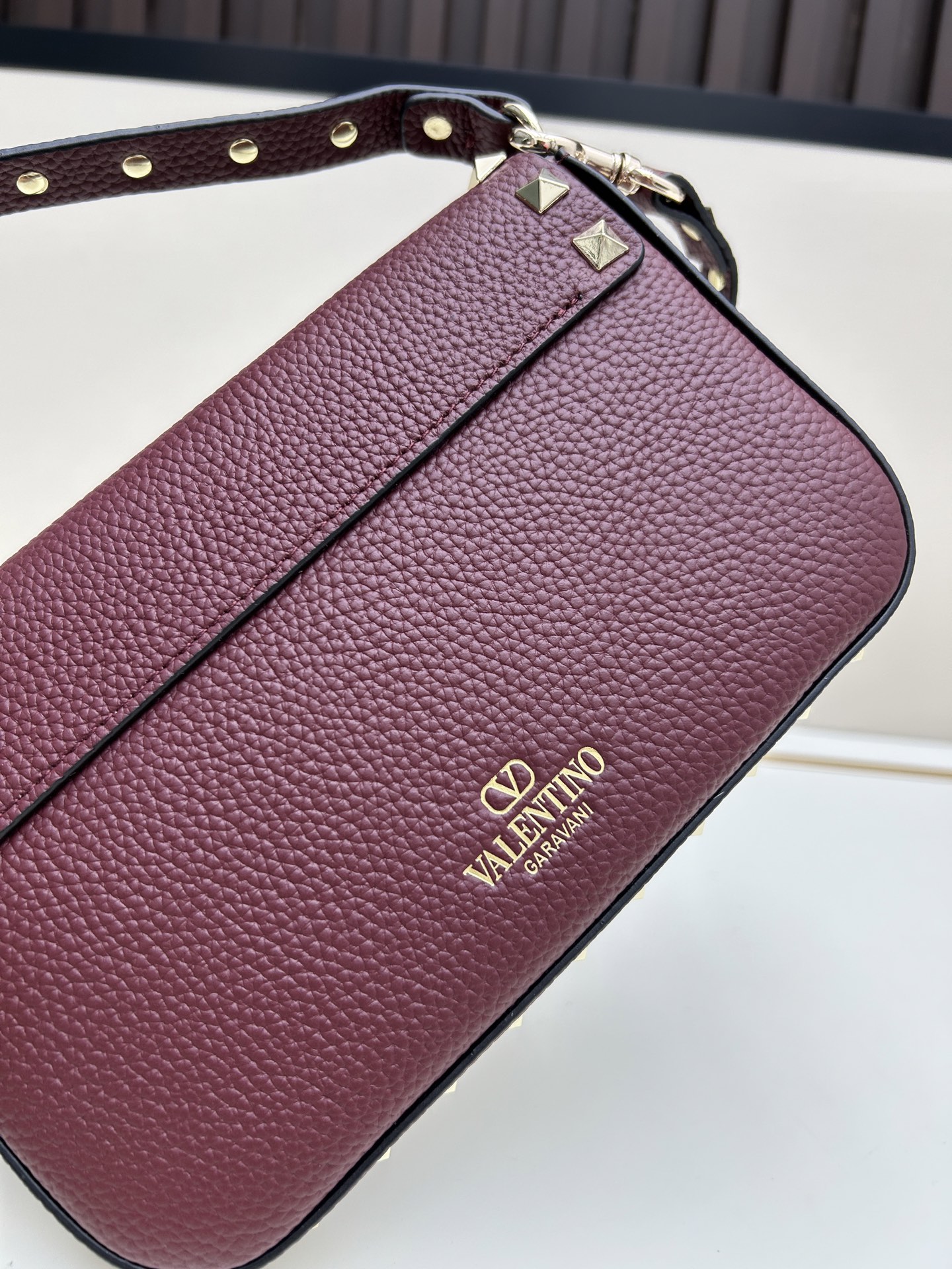 •可拆卸肩带•单条顶部提手•正面翻盖𥔵扣开合•周身铆钉细节•19×13.5×3厘米•型号：0139#