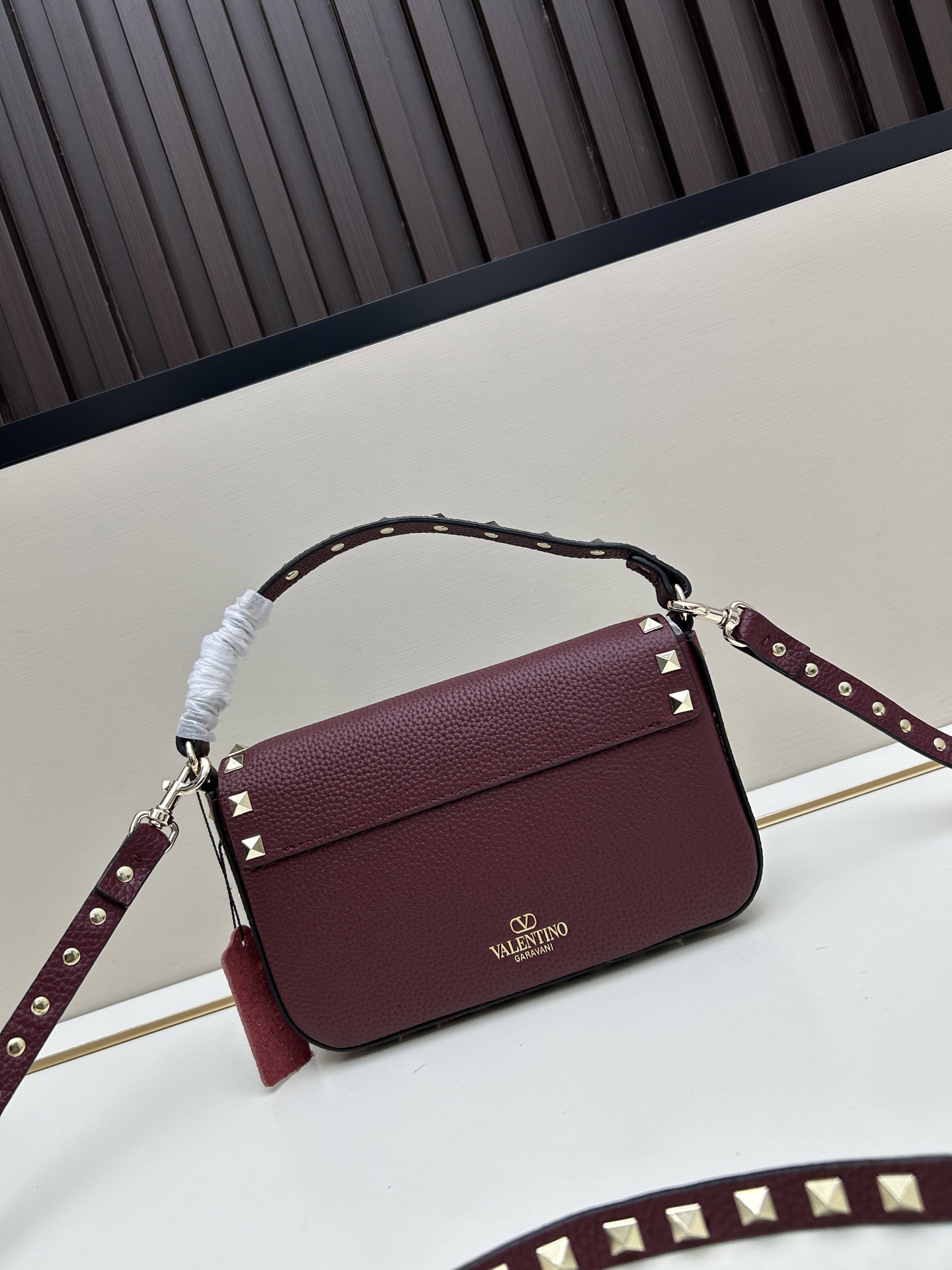 •可拆卸肩带•单条顶部提手•正面翻盖𥔵扣开合•周身铆钉细节•19×13.5×3厘米•型号：0139#