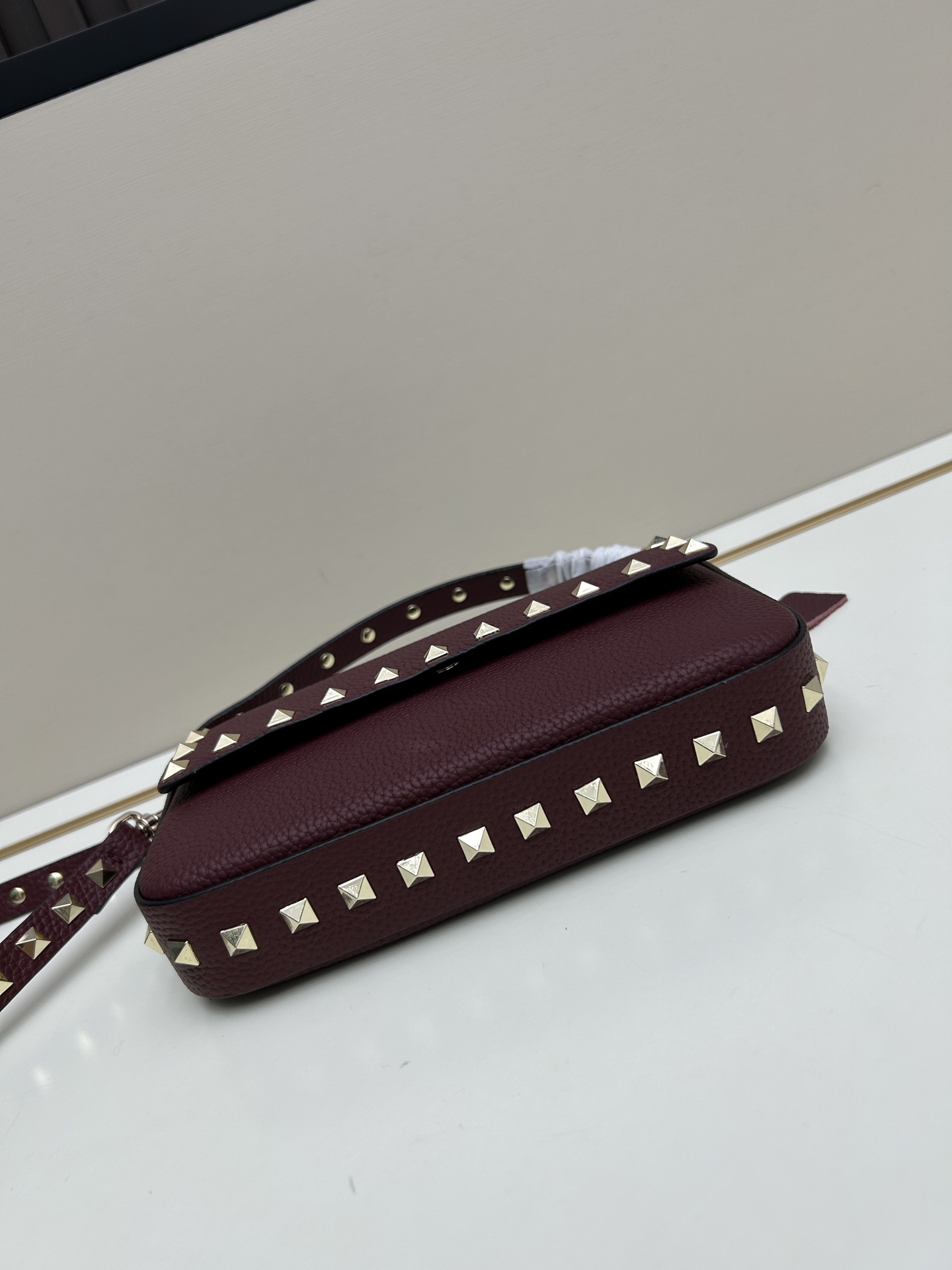 •可拆卸肩带•单条顶部提手•正面翻盖𥔵扣开合•周身铆钉细节•19×13.5×3厘米•型号：0139#