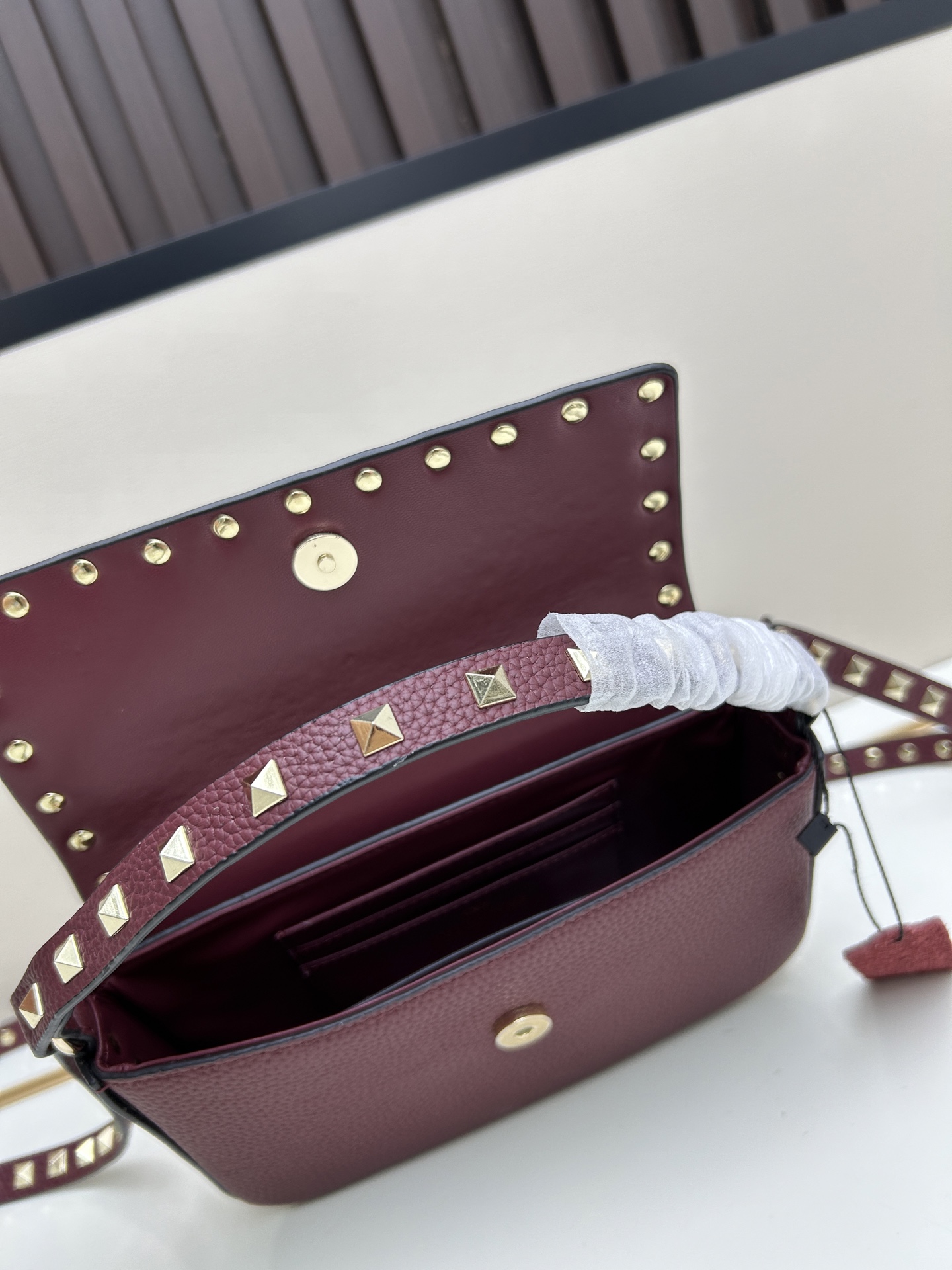 •可拆卸肩带•单条顶部提手•正面翻盖𥔵扣开合•周身铆钉细节•19×13.5×3厘米•型号：0139#