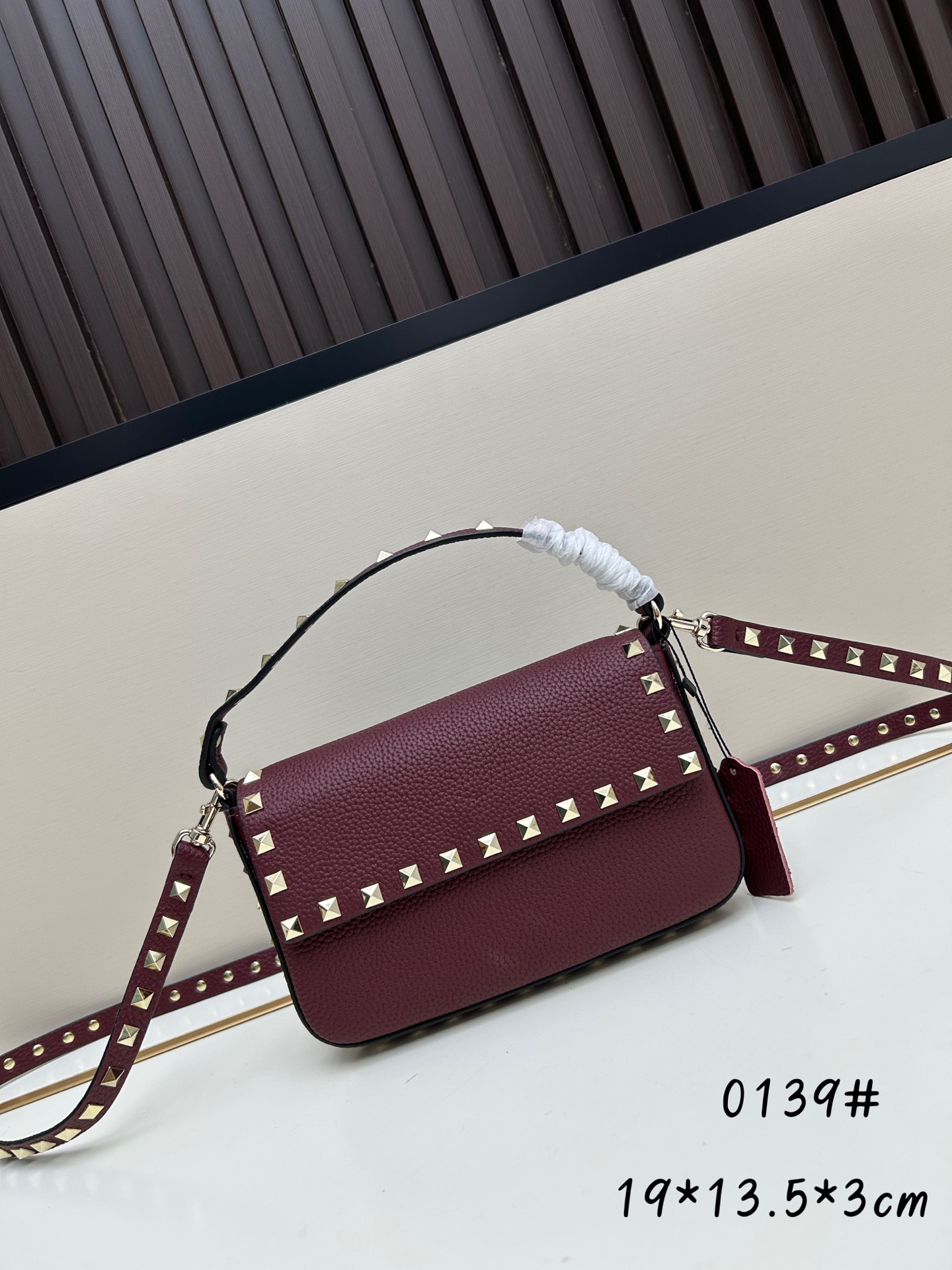 •可拆卸肩带•单条顶部提手•正面翻盖𥔵扣开合•周身铆钉细节•19×13.5×3厘米•型号：0139#
