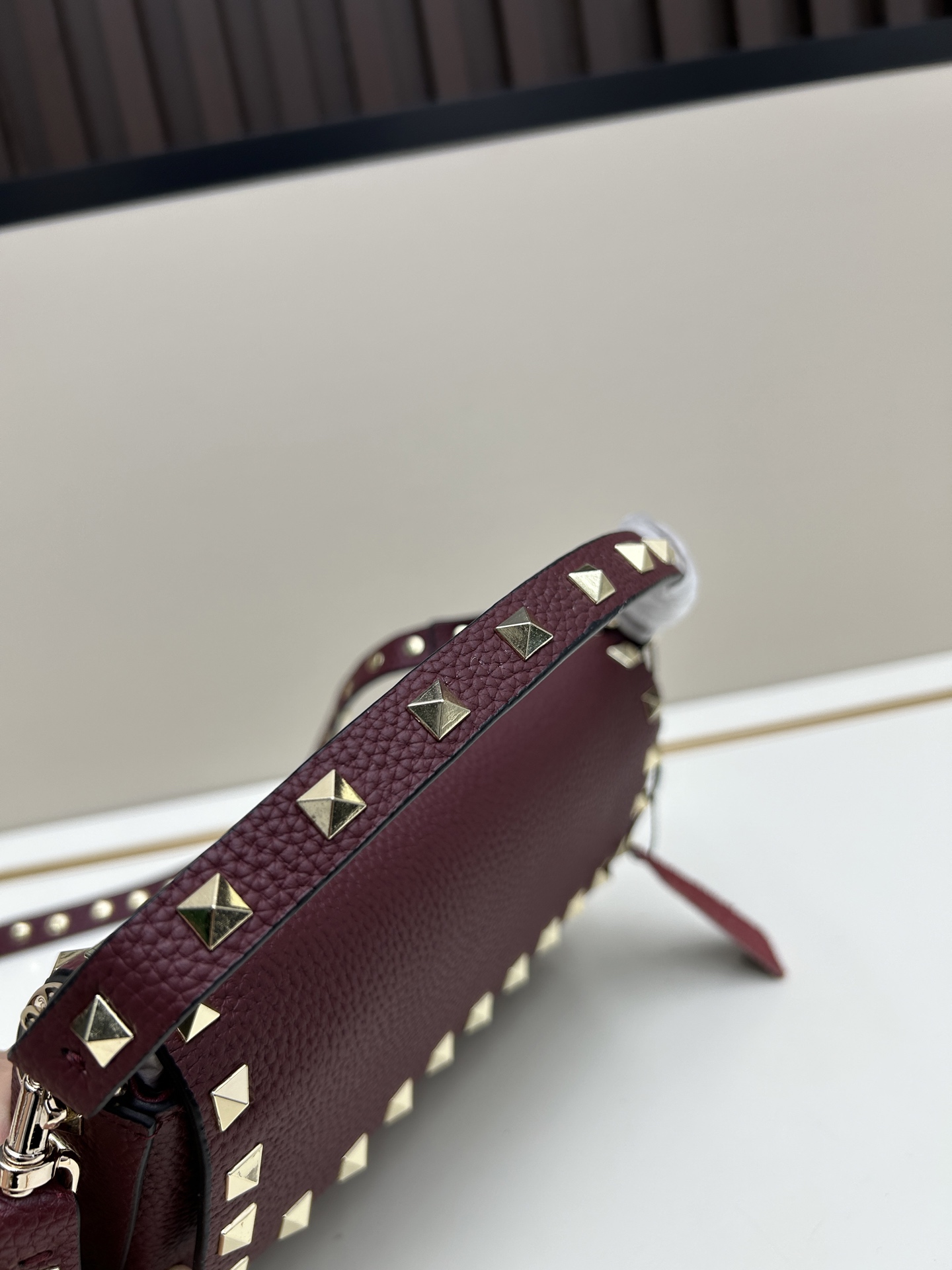 •可拆卸肩带•单条顶部提手•正面翻盖𥔵扣开合•周身铆钉细节•19×13.5×3厘米•型号：0139#