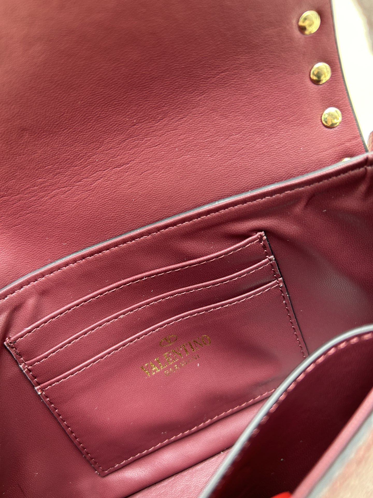 •可拆卸肩带•单条顶部提手•正面翻盖𥔵扣开合•周身铆钉细节•19×13.5×3厘米•型号：0139#