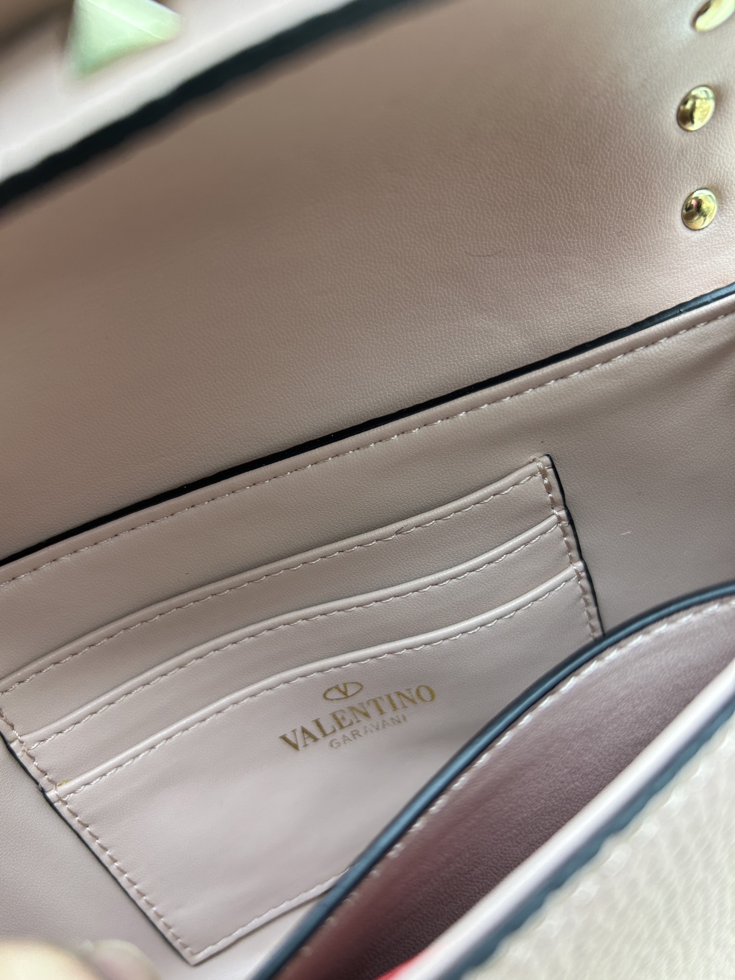 •可拆卸肩带•单条顶部提手•正面翻盖𥔵扣开合•周身铆钉细节•19×13.5×3厘米•型号：0139#