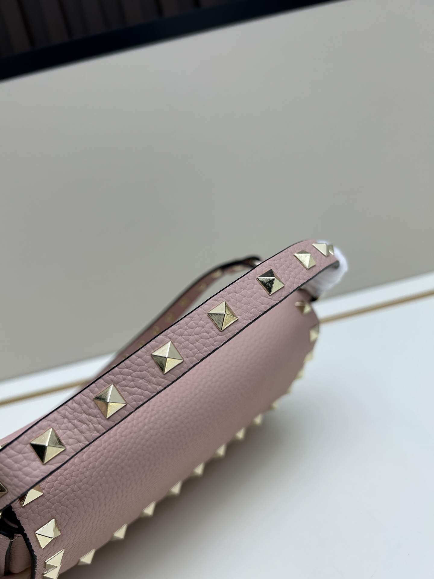 •可拆卸肩带•单条顶部提手•正面翻盖𥔵扣开合•周身铆钉细节•19×13.5×3厘米•型号：0139#