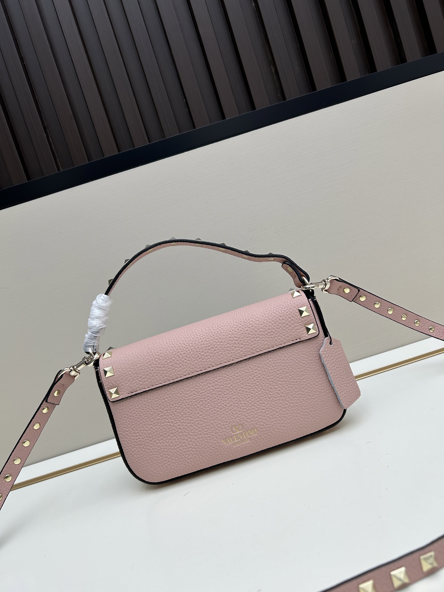 •可拆卸肩带•单条顶部提手•正面翻盖𥔵扣开合•周身铆钉细节•19×13.5×3厘米•型号：0139#