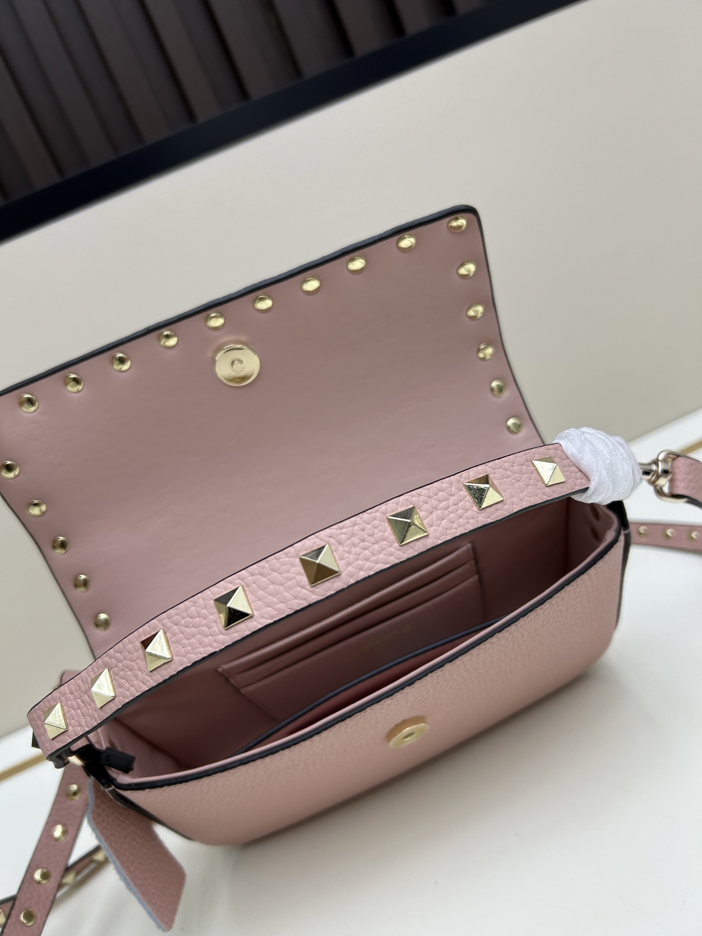 •可拆卸肩带•单条顶部提手•正面翻盖𥔵扣开合•周身铆钉细节•19×13.5×3厘米•型号：0139#