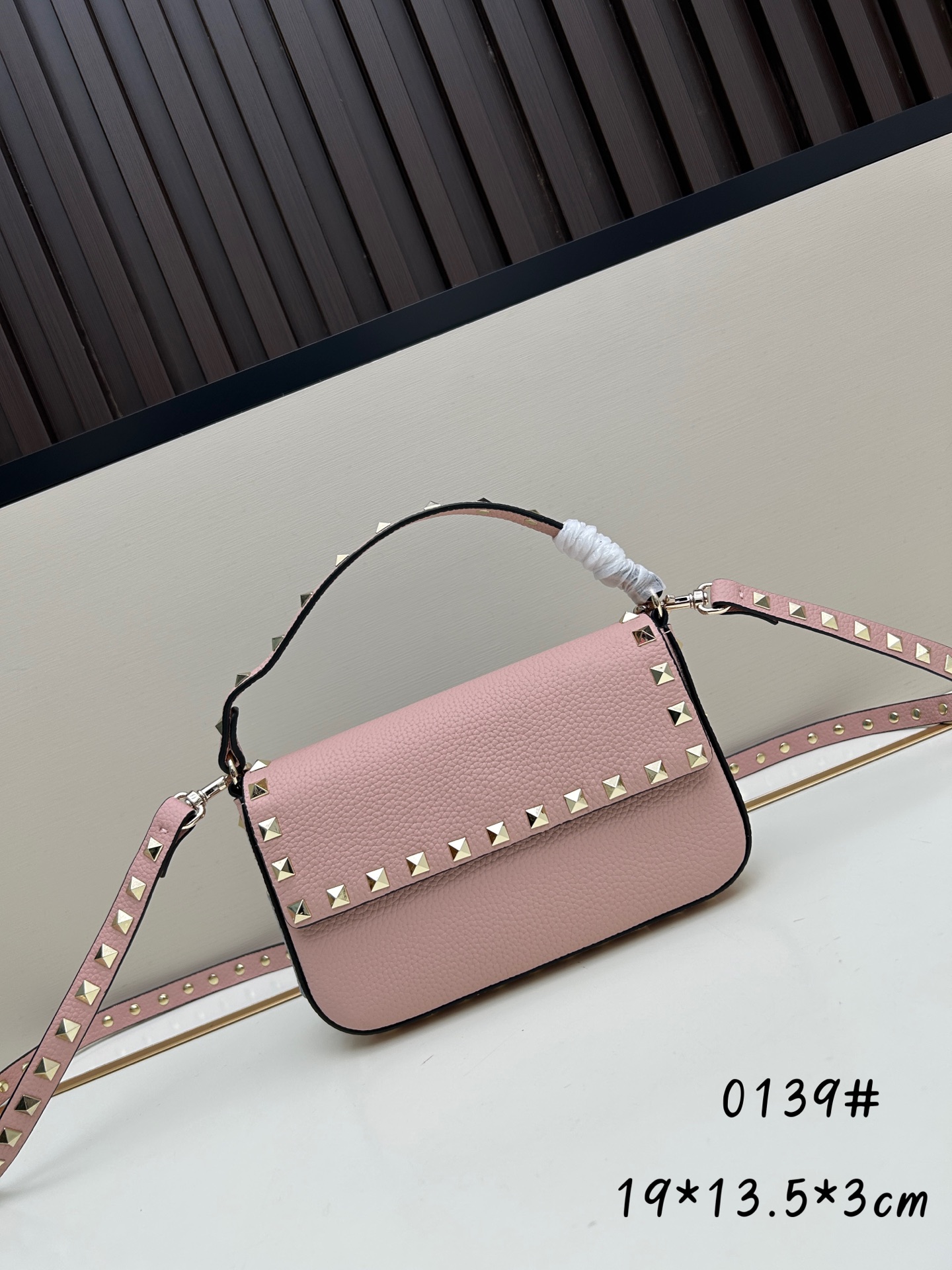 •可拆卸肩带•单条顶部提手•正面翻盖𥔵扣开合•周身铆钉细节•19×13.5×3厘米•型号：0139#