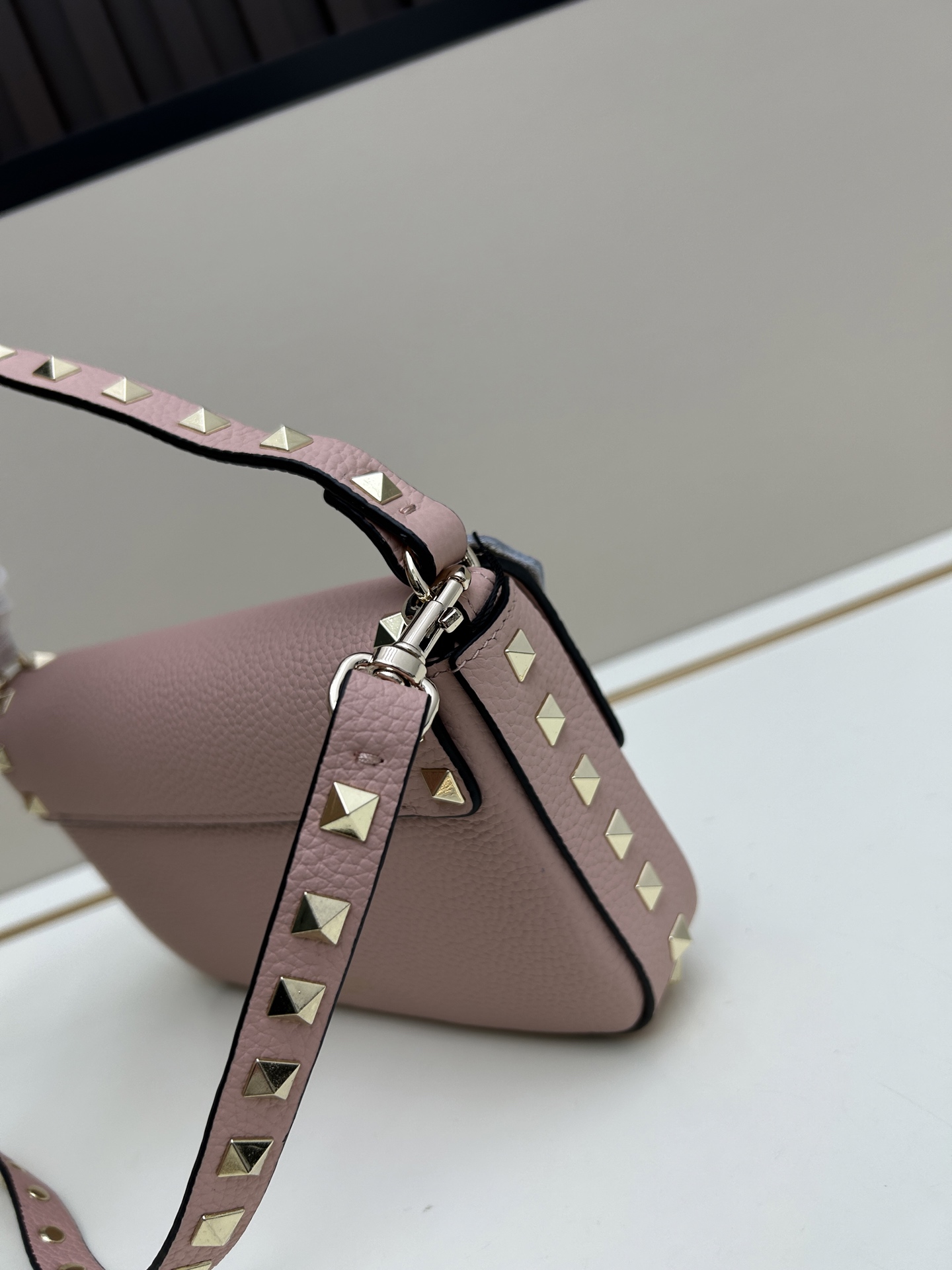 •可拆卸肩带•单条顶部提手•正面翻盖𥔵扣开合•周身铆钉细节•19×13.5×3厘米•型号：0139#