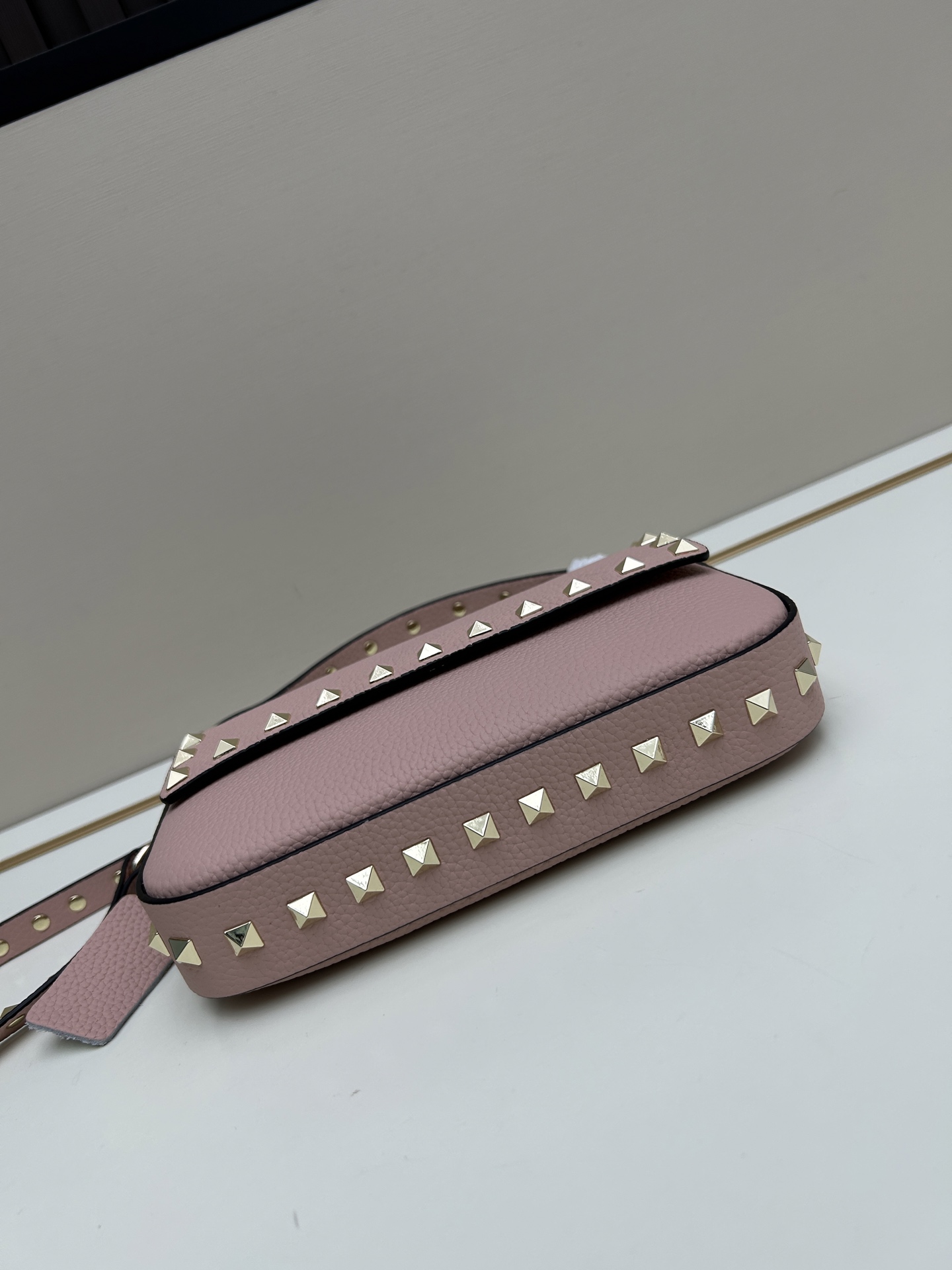 •可拆卸肩带•单条顶部提手•正面翻盖𥔵扣开合•周身铆钉细节•19×13.5×3厘米•型号：0139#