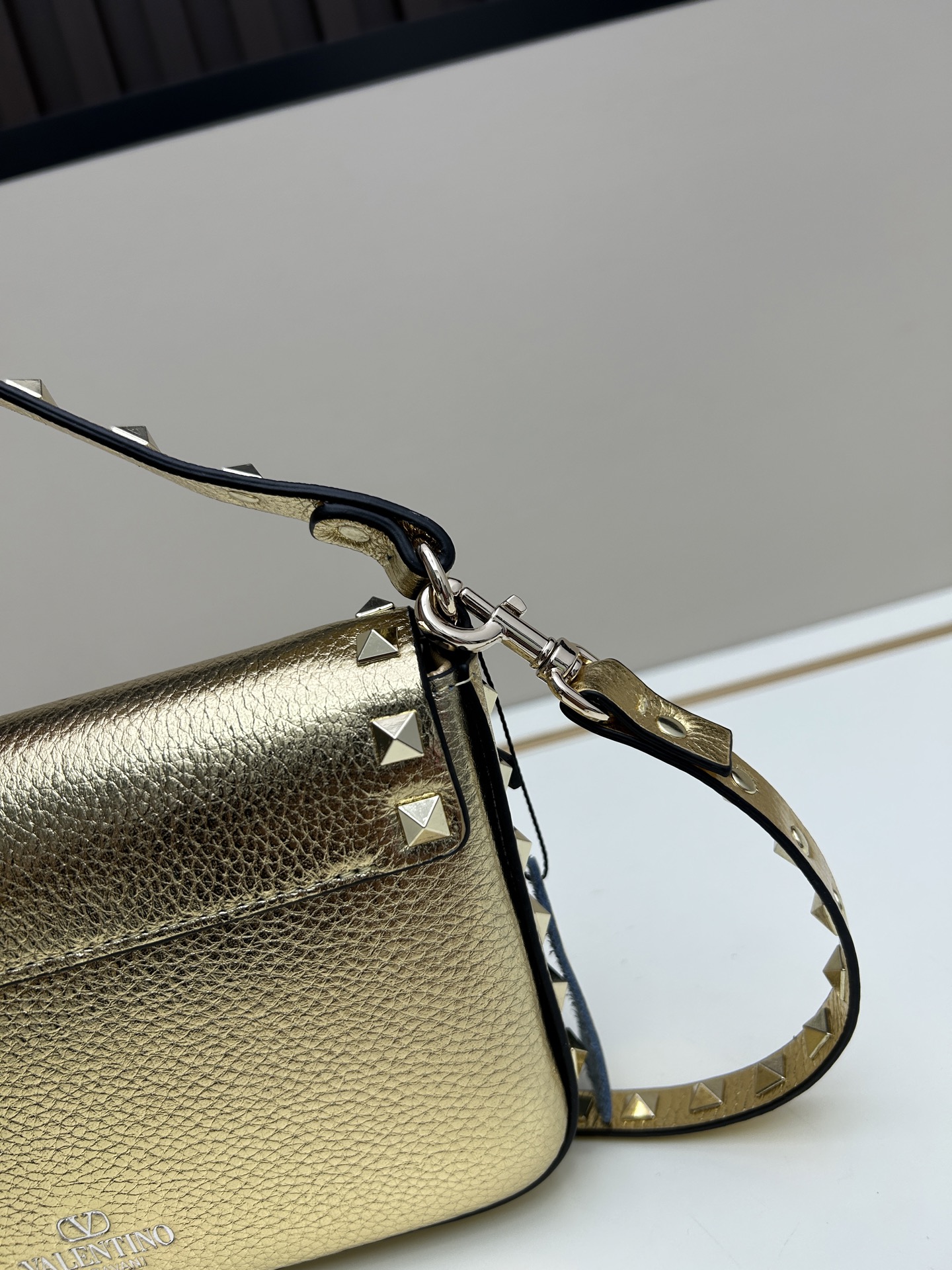 •可拆卸肩带•单条顶部提手•正面翻盖𥔵扣开合•周身铆钉细节•19×13.5×3厘米•型号：0139#