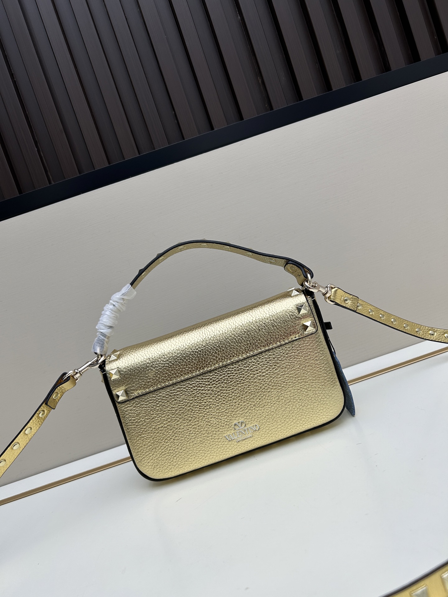 •可拆卸肩带•单条顶部提手•正面翻盖𥔵扣开合•周身铆钉细节•19×13.5×3厘米•型号：0139#