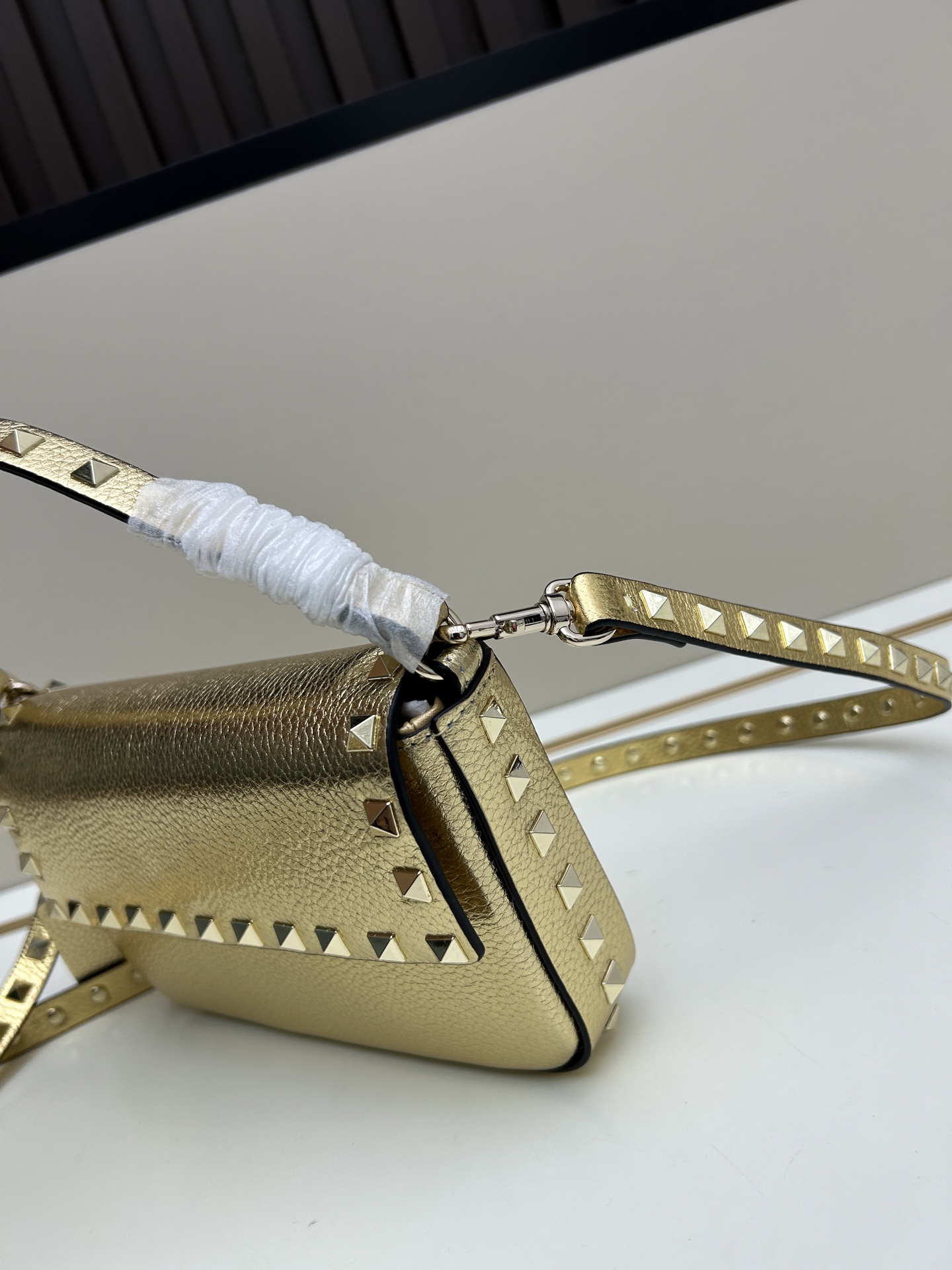 •可拆卸肩带•单条顶部提手•正面翻盖𥔵扣开合•周身铆钉细节•19×13.5×3厘米•型号：0139#