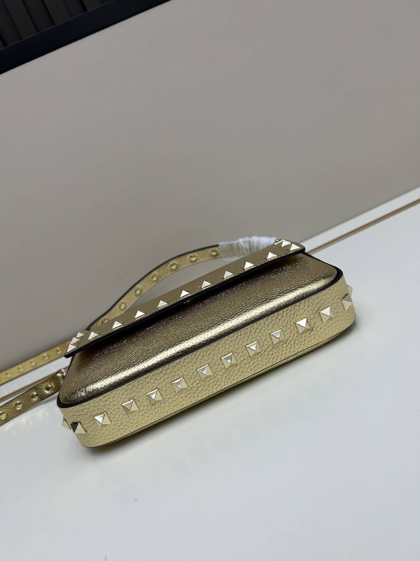 •可拆卸肩带•单条顶部提手•正面翻盖𥔵扣开合•周身铆钉细节•19×13.5×3厘米•型号：0139#