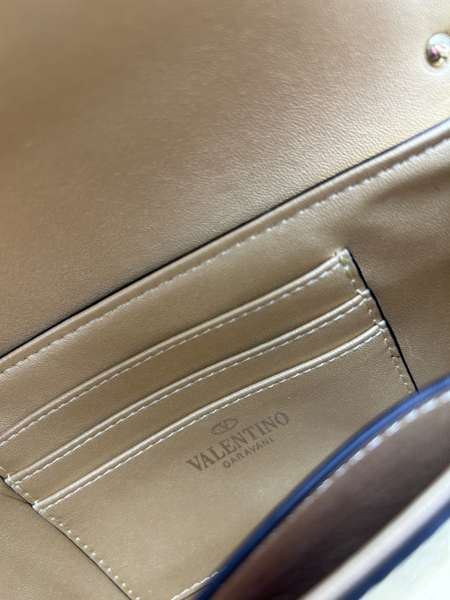 •可拆卸肩带•单条顶部提手•正面翻盖𥔵扣开合•周身铆钉细节•19×13.5×3厘米•型号：0139#