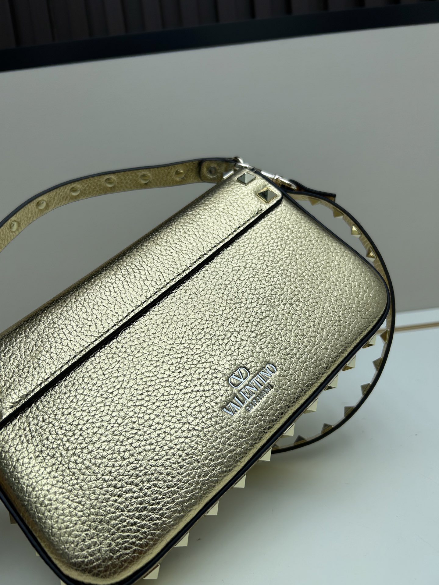 •可拆卸肩带•单条顶部提手•正面翻盖𥔵扣开合•周身铆钉细节•19×13.5×3厘米•型号：0139#