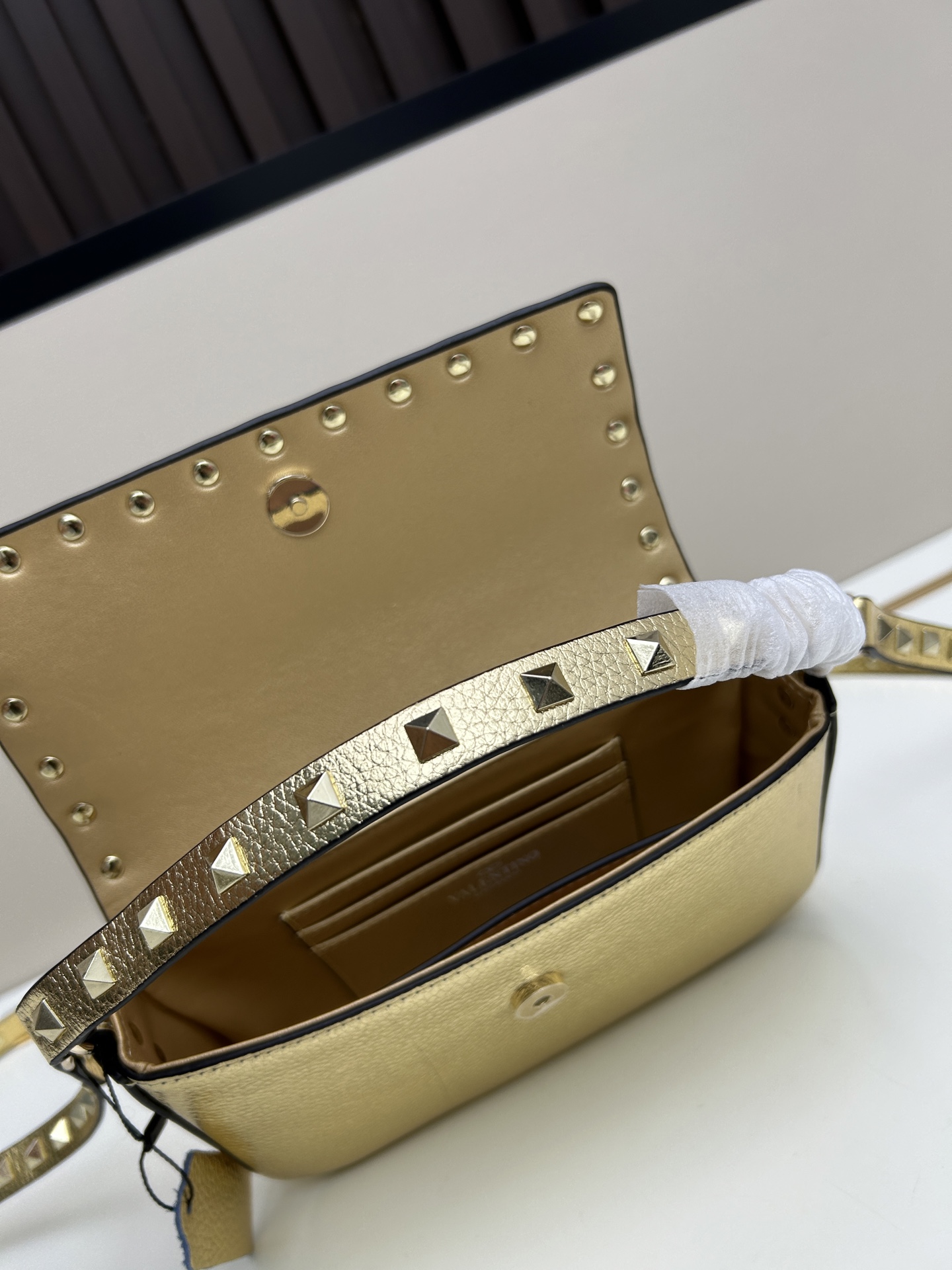 •可拆卸肩带•单条顶部提手•正面翻盖𥔵扣开合•周身铆钉细节•19×13.5×3厘米•型号：0139#