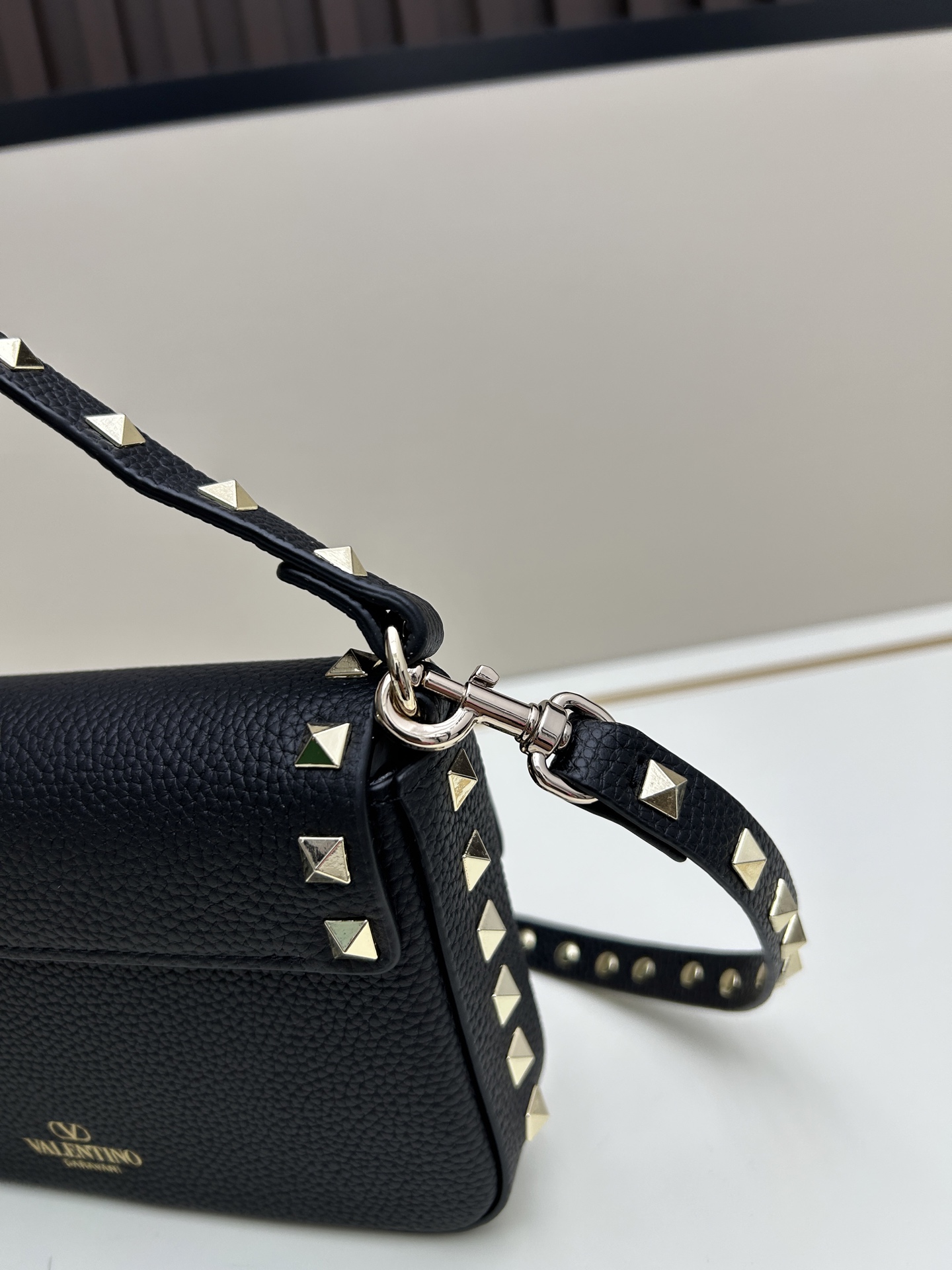 •可拆卸肩带•单条顶部提手•正面翻盖𥔵扣开合•周身铆钉细节•19×13.5×3厘米•型号：0139#