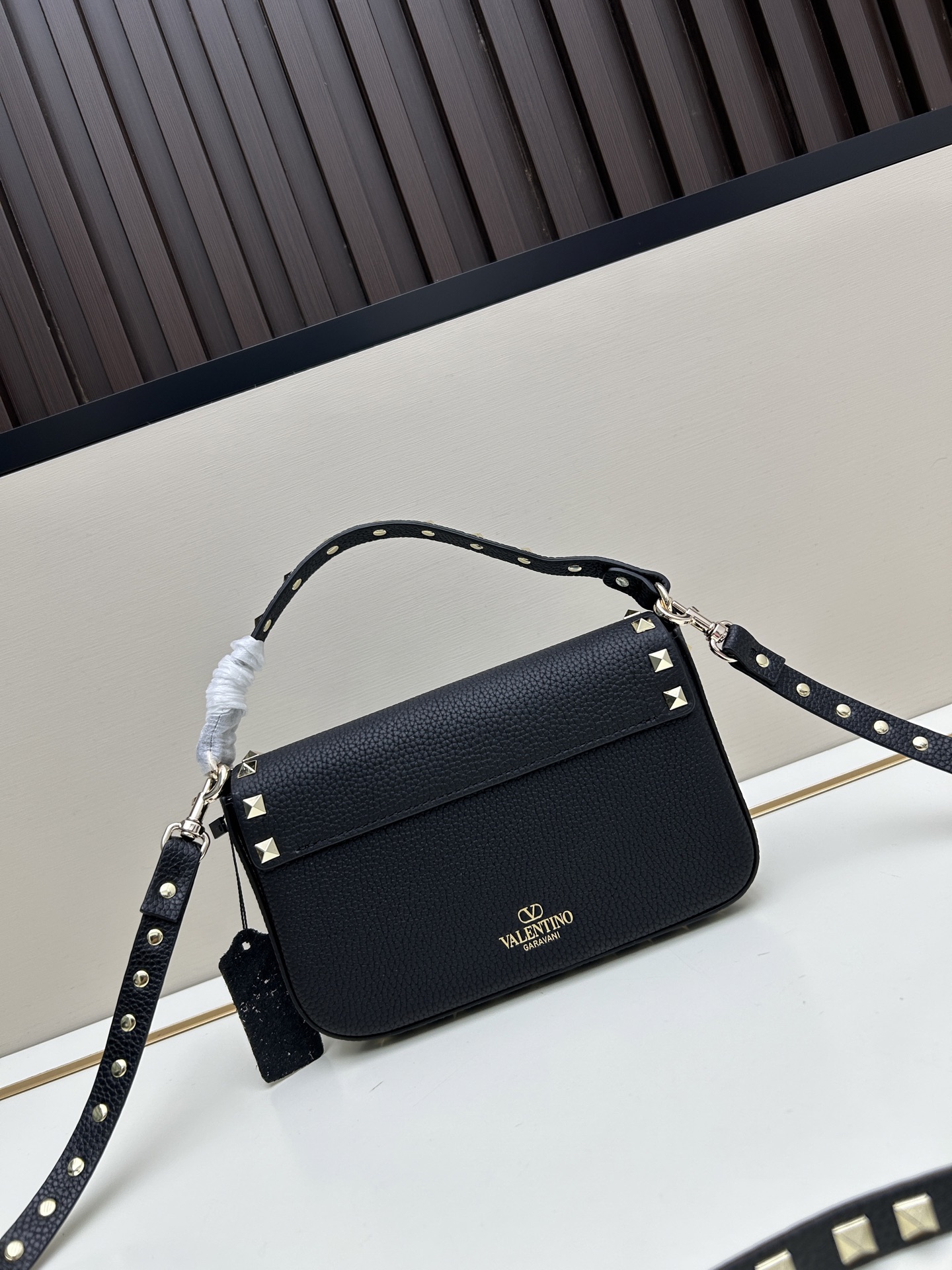 •可拆卸肩带•单条顶部提手•正面翻盖𥔵扣开合•周身铆钉细节•19×13.5×3厘米•型号：0139#