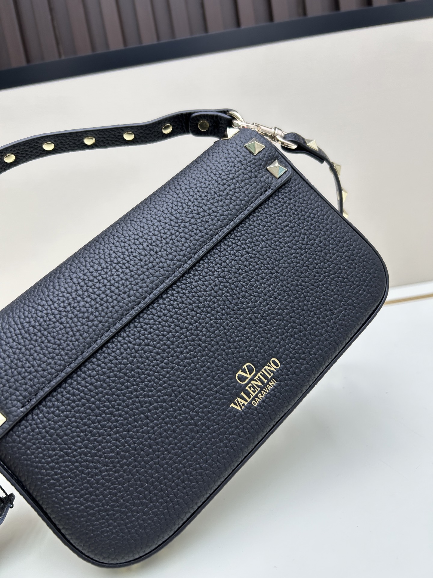 •可拆卸肩带•单条顶部提手•正面翻盖𥔵扣开合•周身铆钉细节•19×13.5×3厘米•型号：0139#