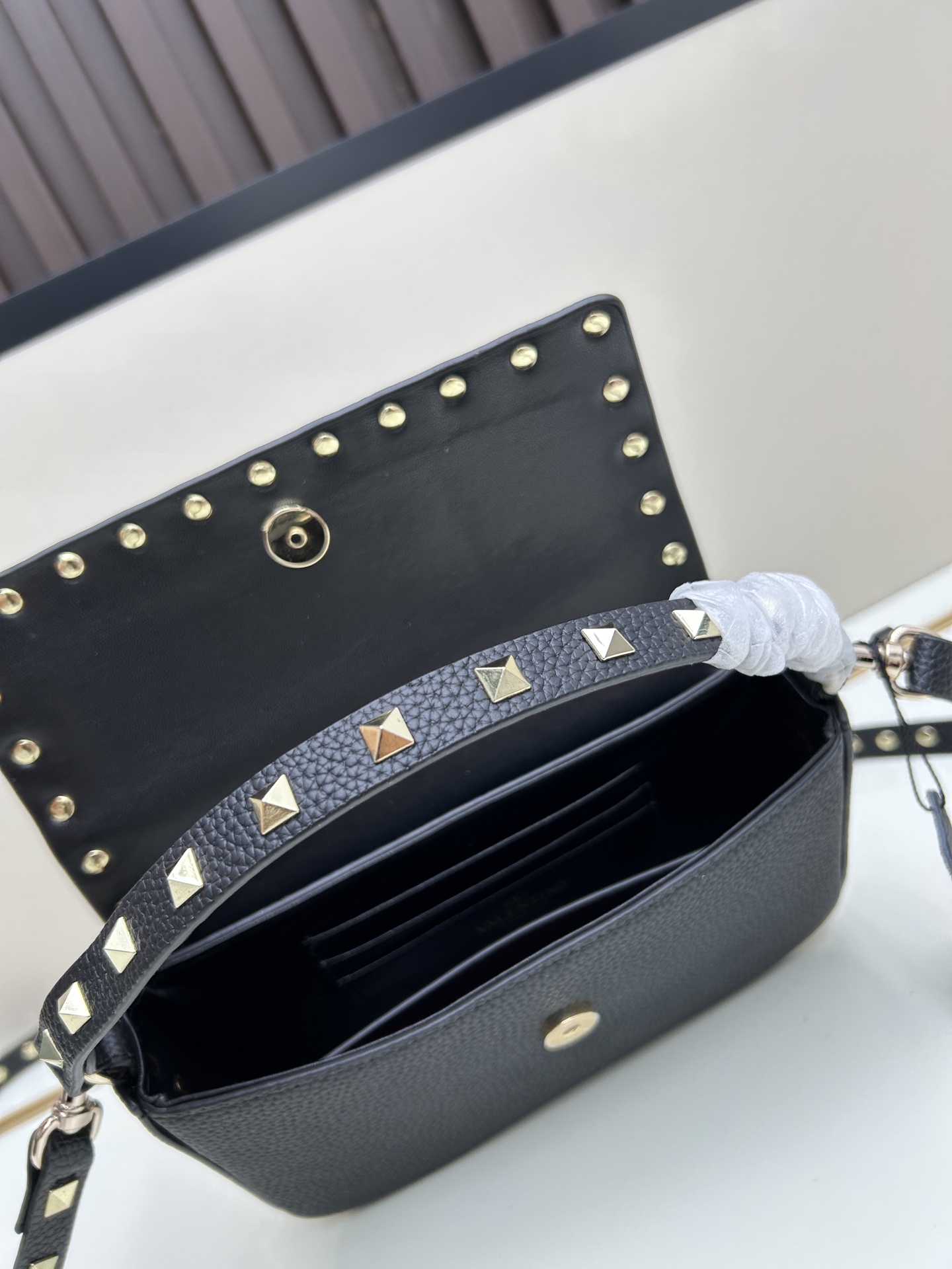 •可拆卸肩带•单条顶部提手•正面翻盖𥔵扣开合•周身铆钉细节•19×13.5×3厘米•型号：0139#