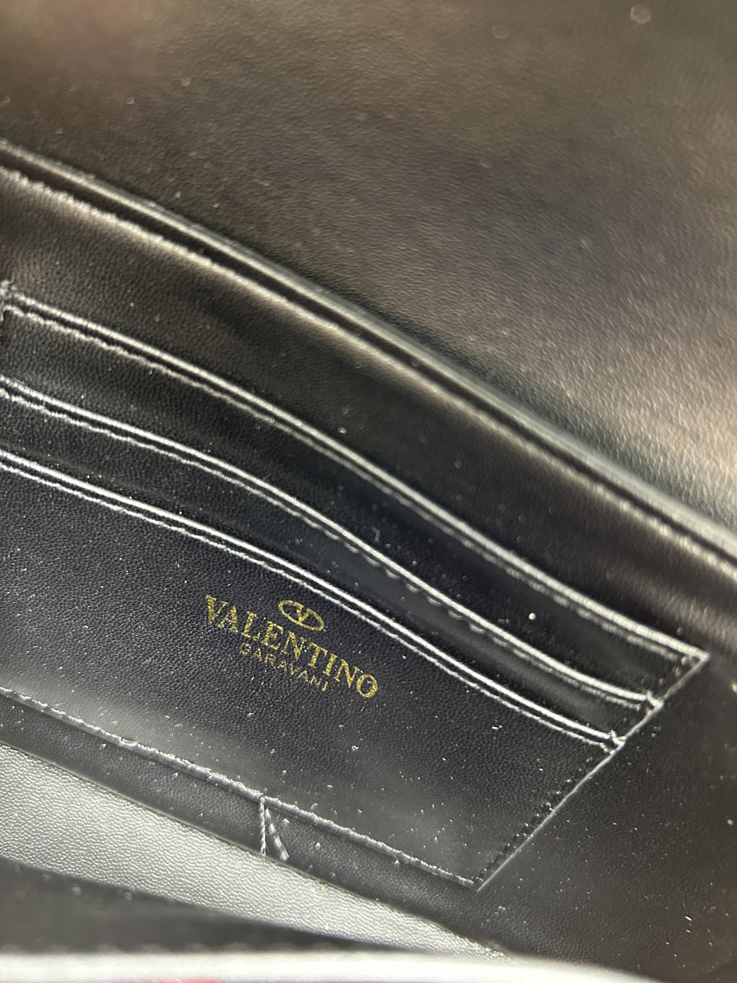 •可拆卸肩带•单条顶部提手•正面翻盖𥔵扣开合•周身铆钉细节•19×13.5×3厘米•型号：0139#