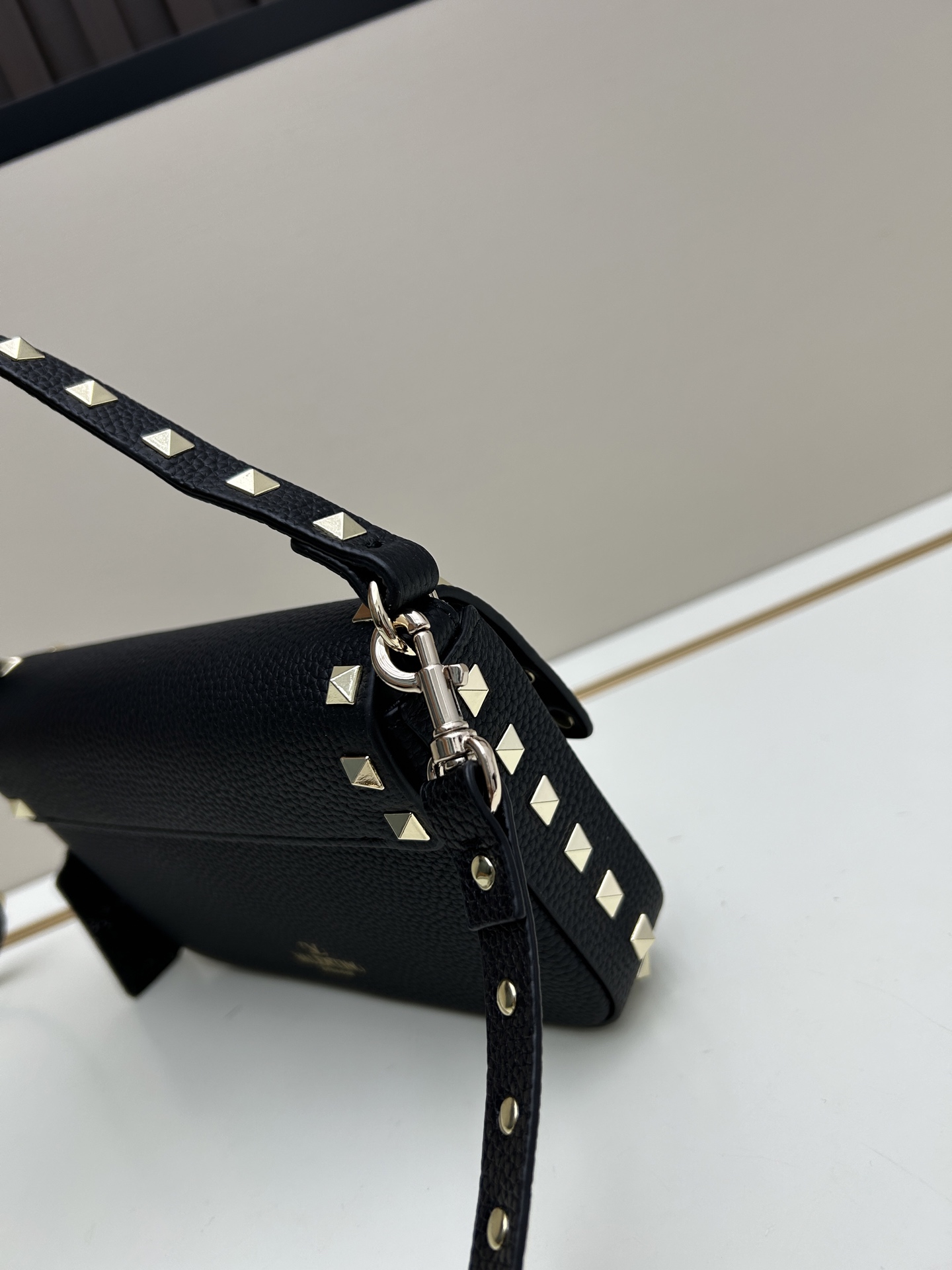 •可拆卸肩带•单条顶部提手•正面翻盖𥔵扣开合•周身铆钉细节•19×13.5×3厘米•型号：0139#