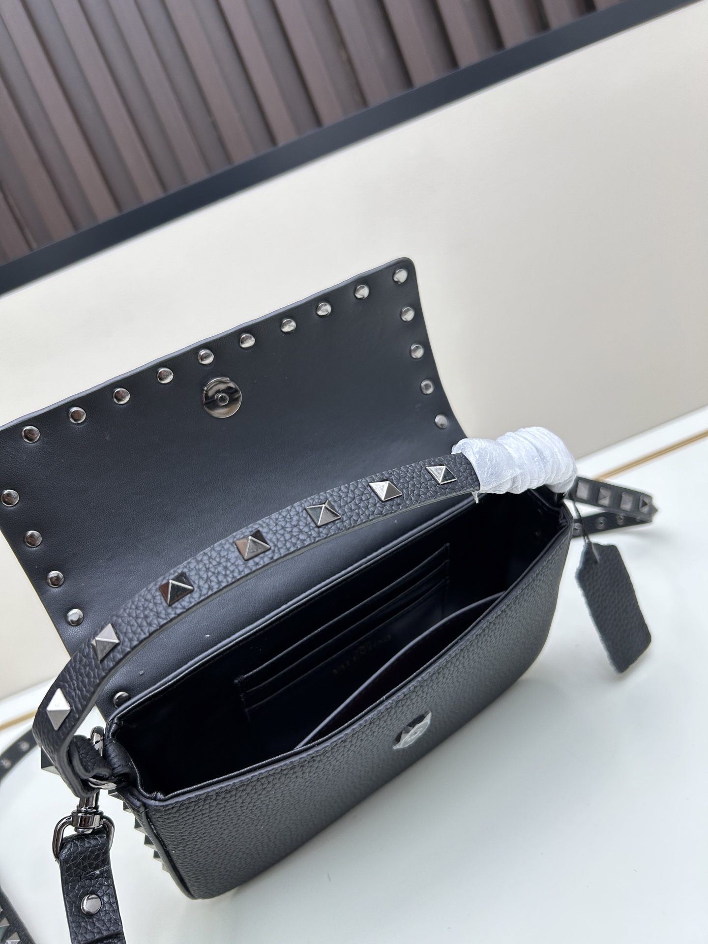 •可拆卸肩带•单条顶部提手•正面翻盖𥔵扣开合•周身铆钉细节•19×13.5×3厘米•型号：0139#