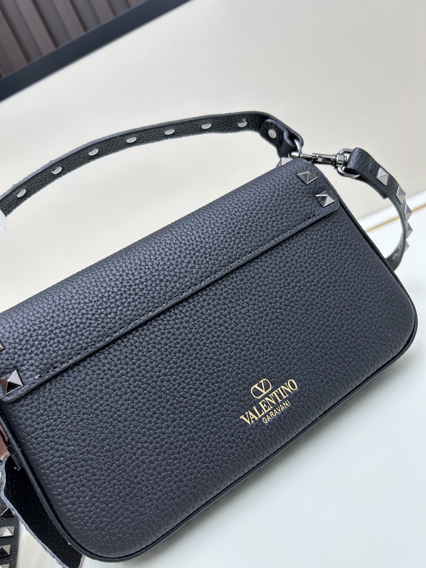 •可拆卸肩带•单条顶部提手•正面翻盖𥔵扣开合•周身铆钉细节•19×13.5×3厘米•型号：0139#