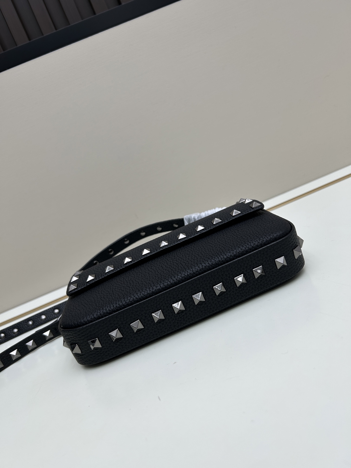 •可拆卸肩带•单条顶部提手•正面翻盖𥔵扣开合•周身铆钉细节•19×13.5×3厘米•型号：0139#