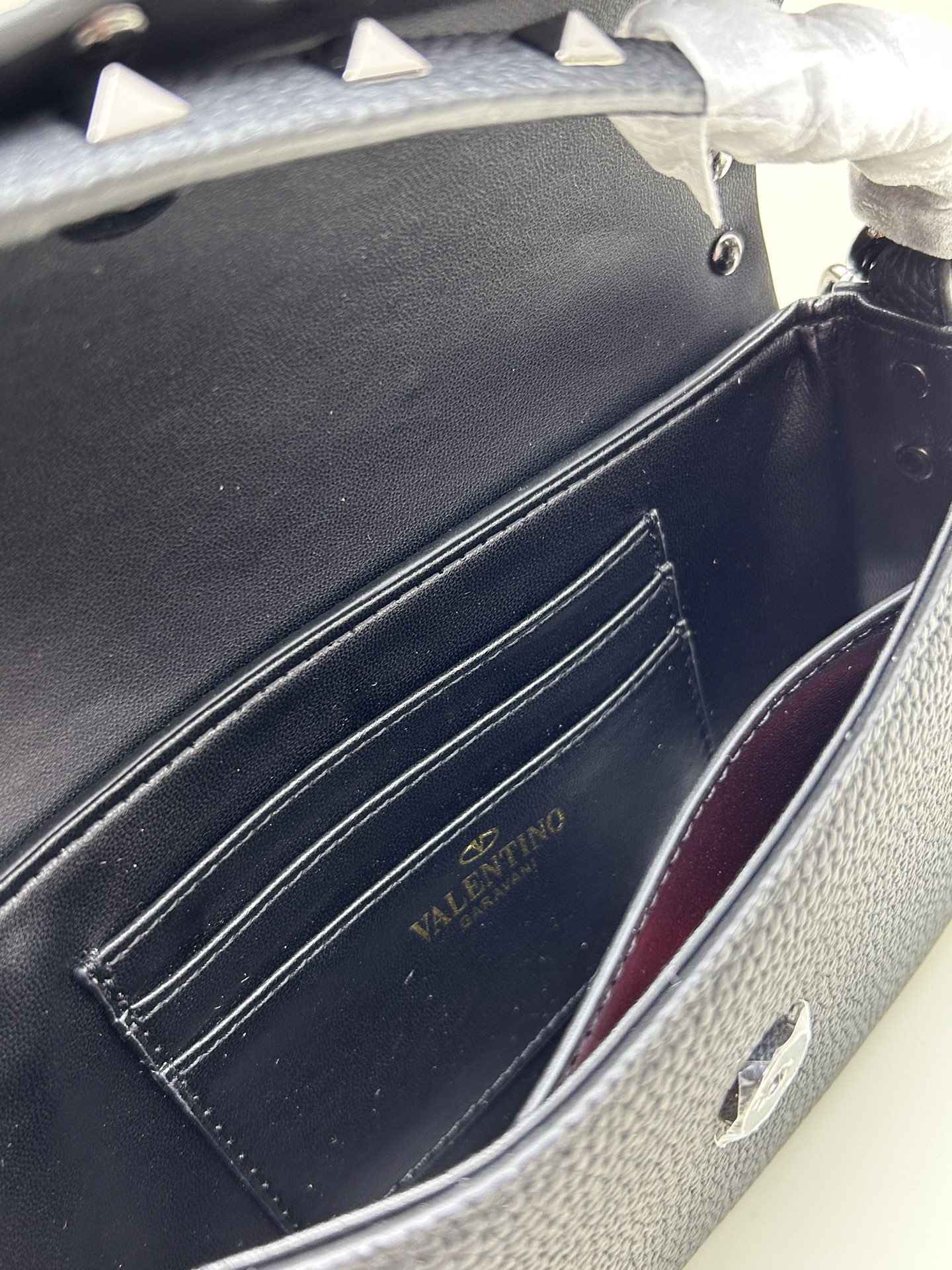 •可拆卸肩带•单条顶部提手•正面翻盖𥔵扣开合•周身铆钉细节•19×13.5×3厘米•型号：0139#