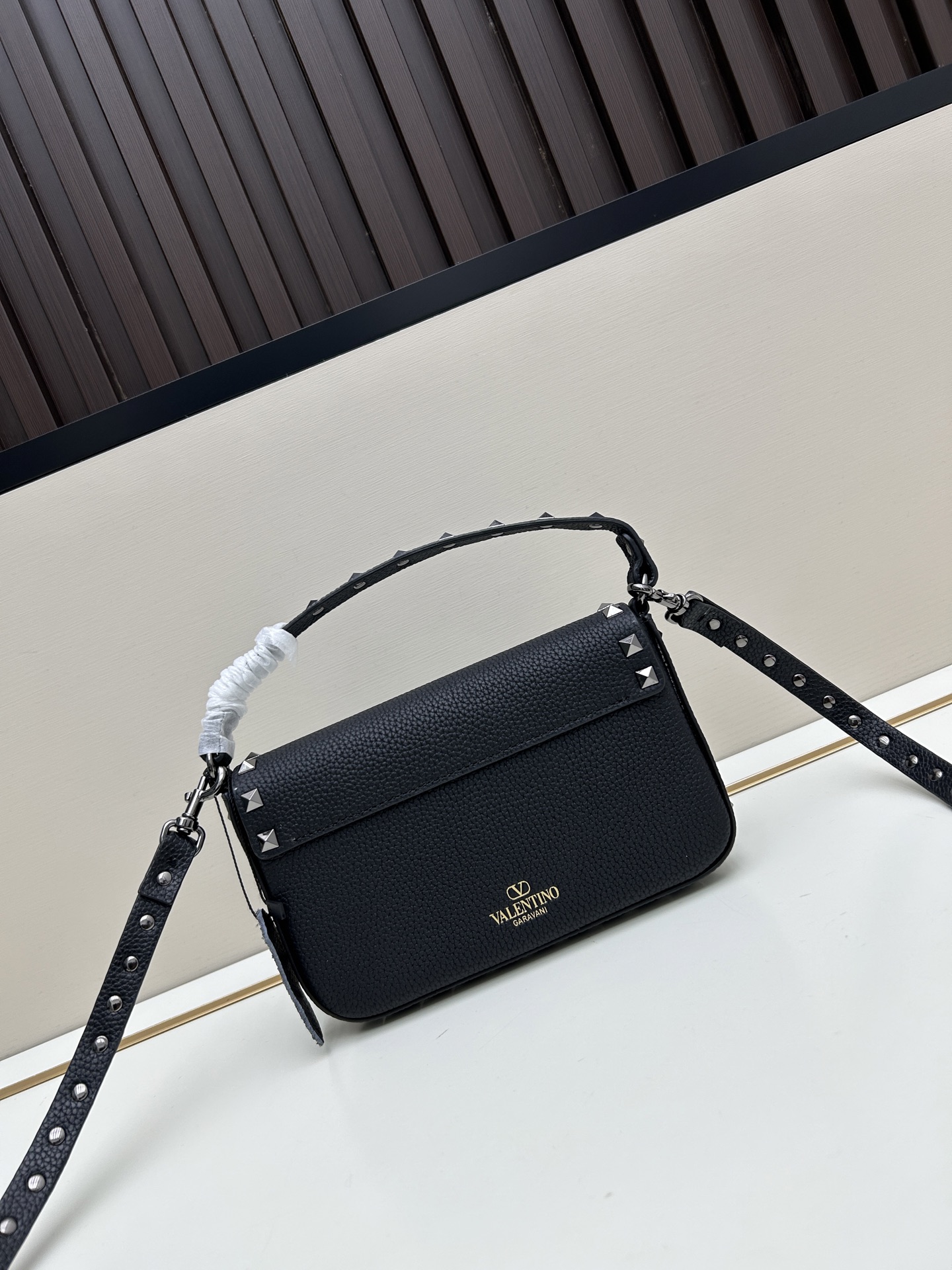 •可拆卸肩带•单条顶部提手•正面翻盖𥔵扣开合•周身铆钉细节•19×13.5×3厘米•型号：0139#