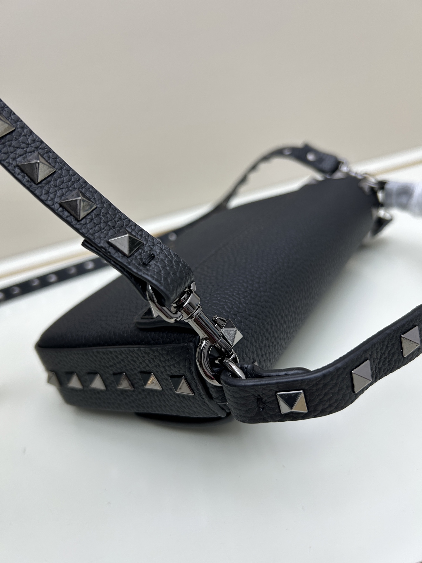 •可拆卸肩带•单条顶部提手•正面翻盖𥔵扣开合•周身铆钉细节•19×13.5×3厘米•型号：0139#